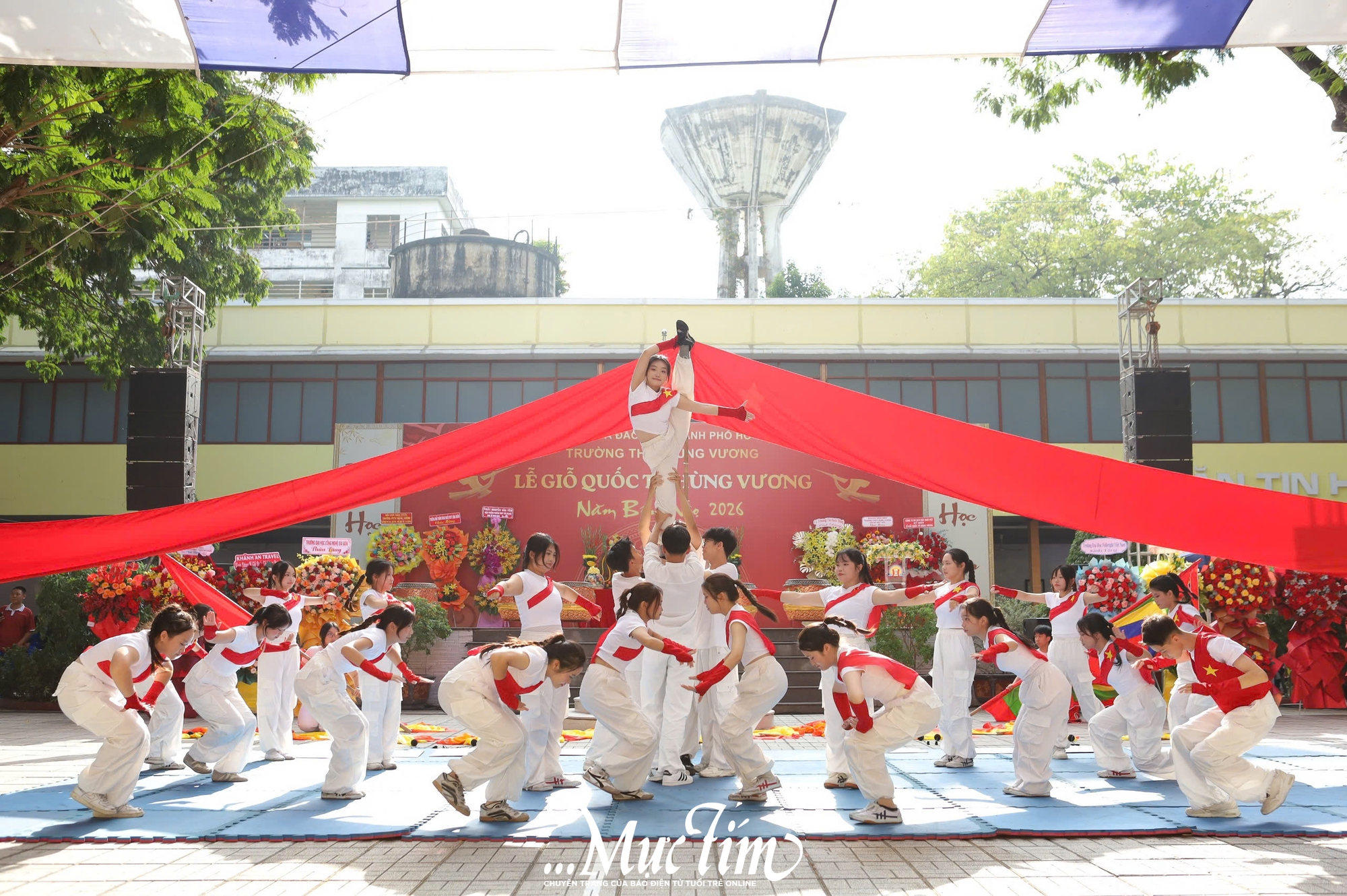 Học sinh Trường THPT Hùng Vương xem thầy cô kể chuyện cội nguồn trên sân khấu - Ảnh 14.