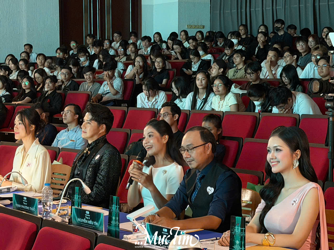 8 thí sinh tỏa sáng tại chung kết Cuộc thi Người dẫn chương trình Trường đại học Tôn Đức Thắng 2026- Ảnh 5.