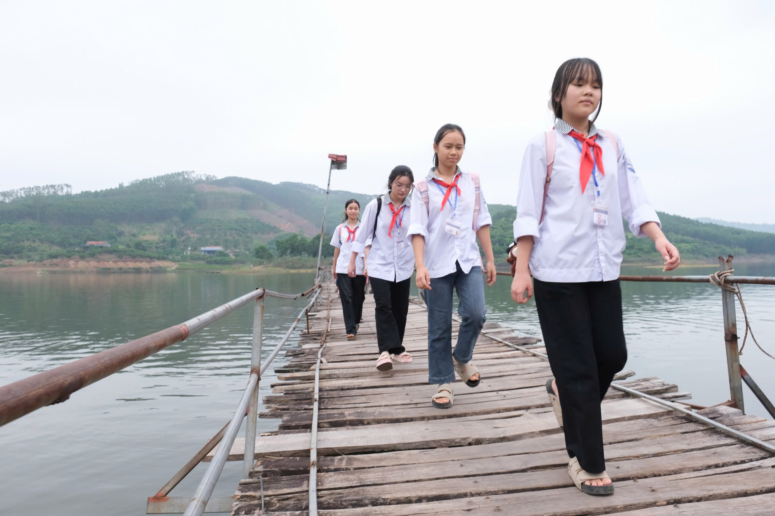 cầu phao - Ảnh 1.