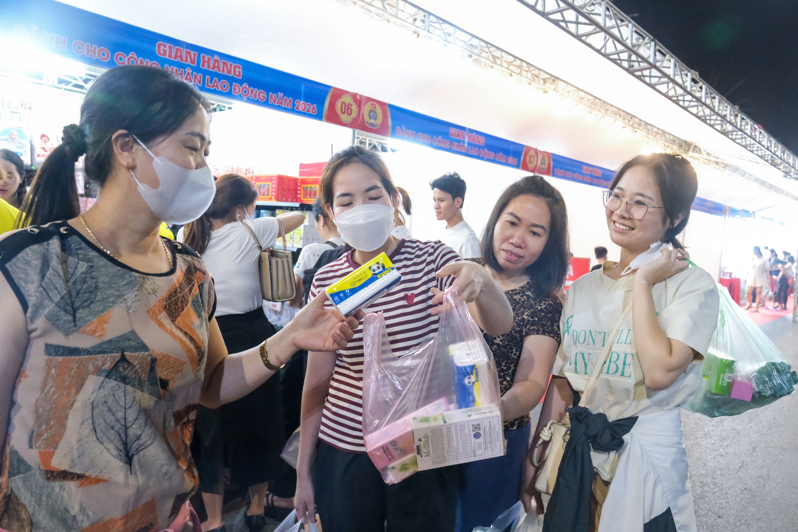 mua hàng - Ảnh 1.