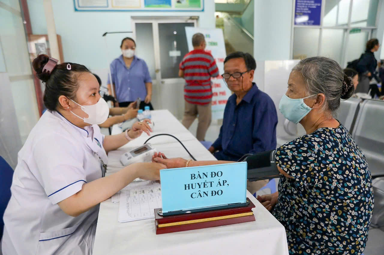 Sở Y tế TP.HCM cập nhật danh sách mới nhất khám bảo hiểm y tế ban đầu ở TP.HCM - Ảnh 1.