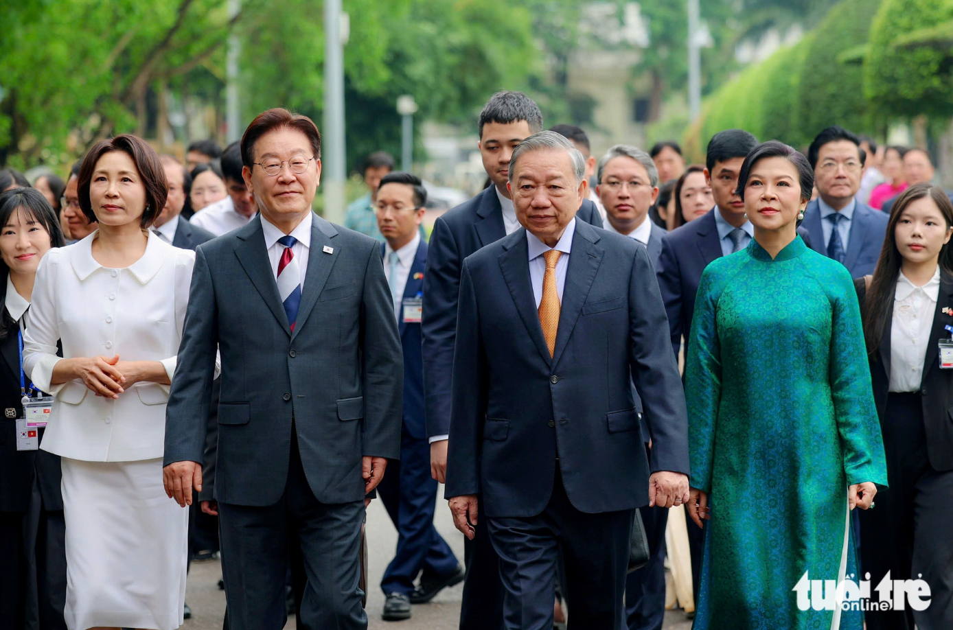 Vietnamese, South Korean leaders visit Thang Long Imperial Citadel in Hanoi- Ảnh 1.