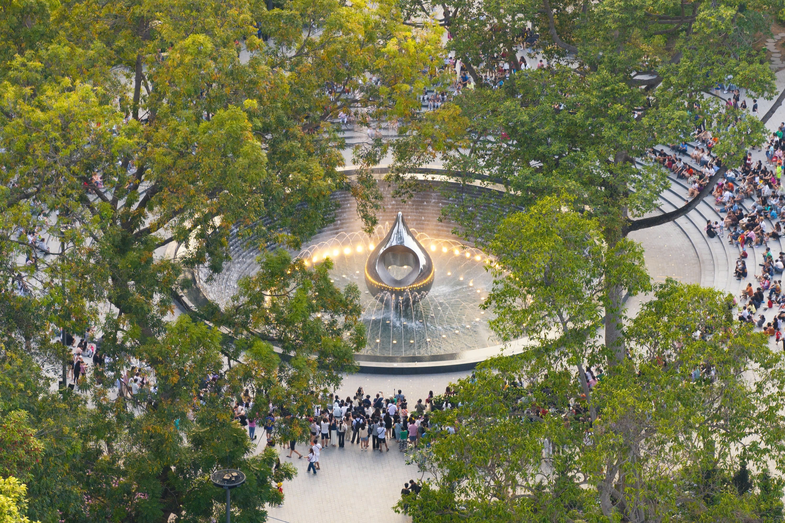 Ảnh chụp giọt nước ở công viên tưởng niệm các nạn nhân COVID-19 đoạt giải nhất - Ảnh 1.