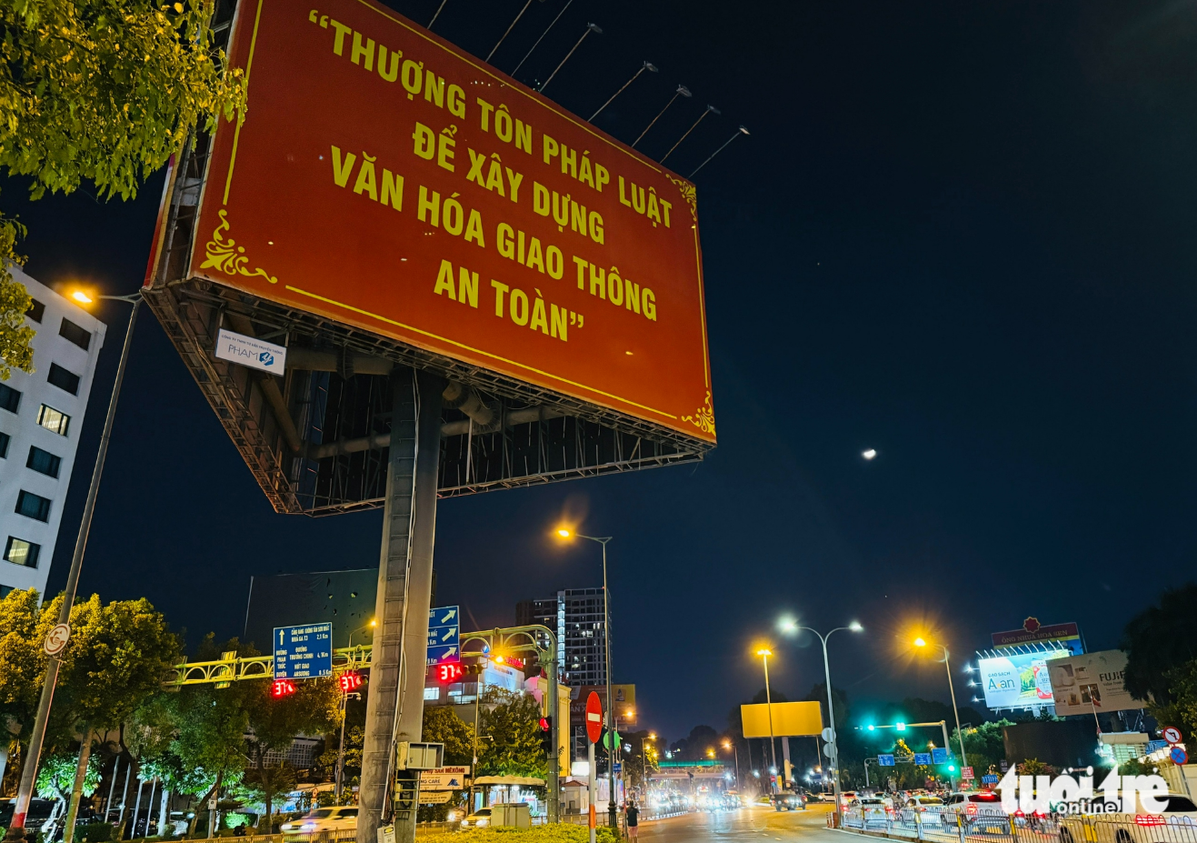 Ho Chi Minh City businesses switch off billboards to save power- Ảnh 1.