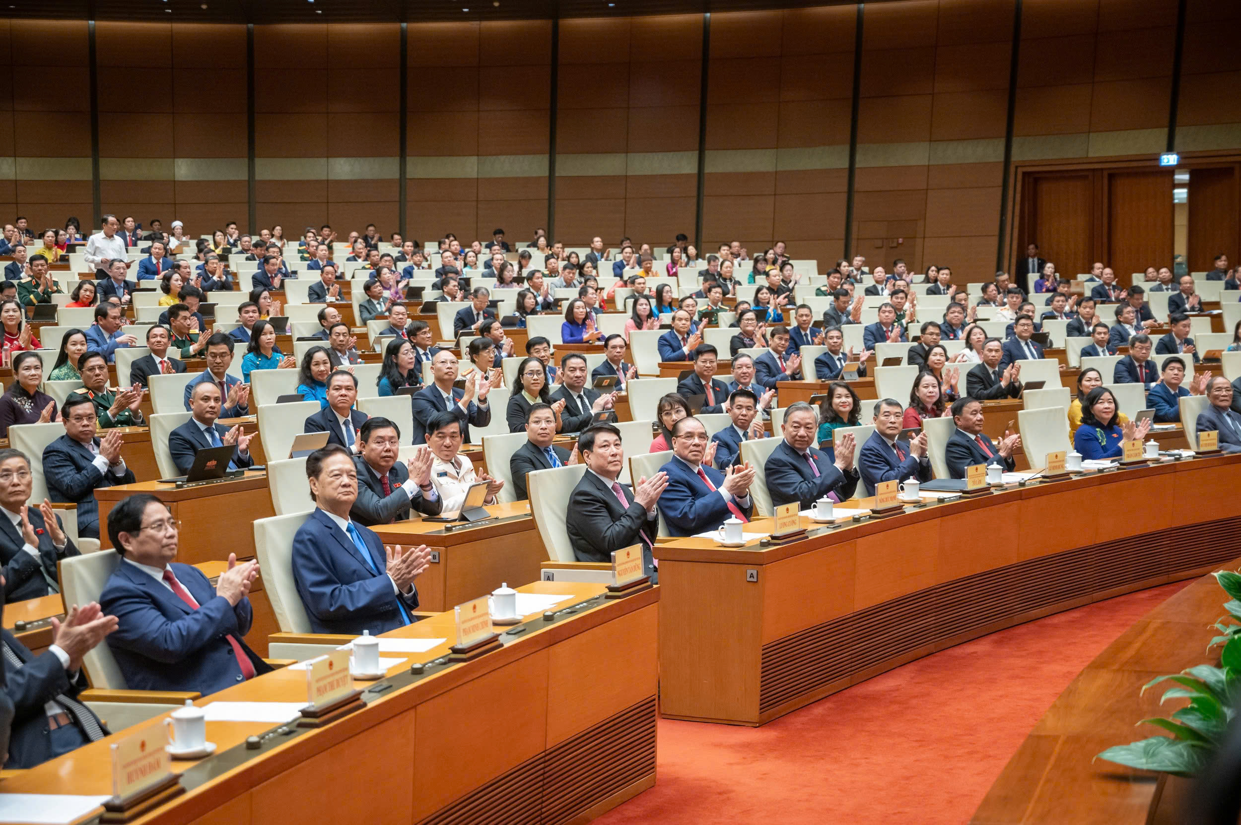 Quốc hội đồng ý phân bổ 8,22 triệu tỉ đồng vốn đầu tư công trung hạn - Ảnh 1.