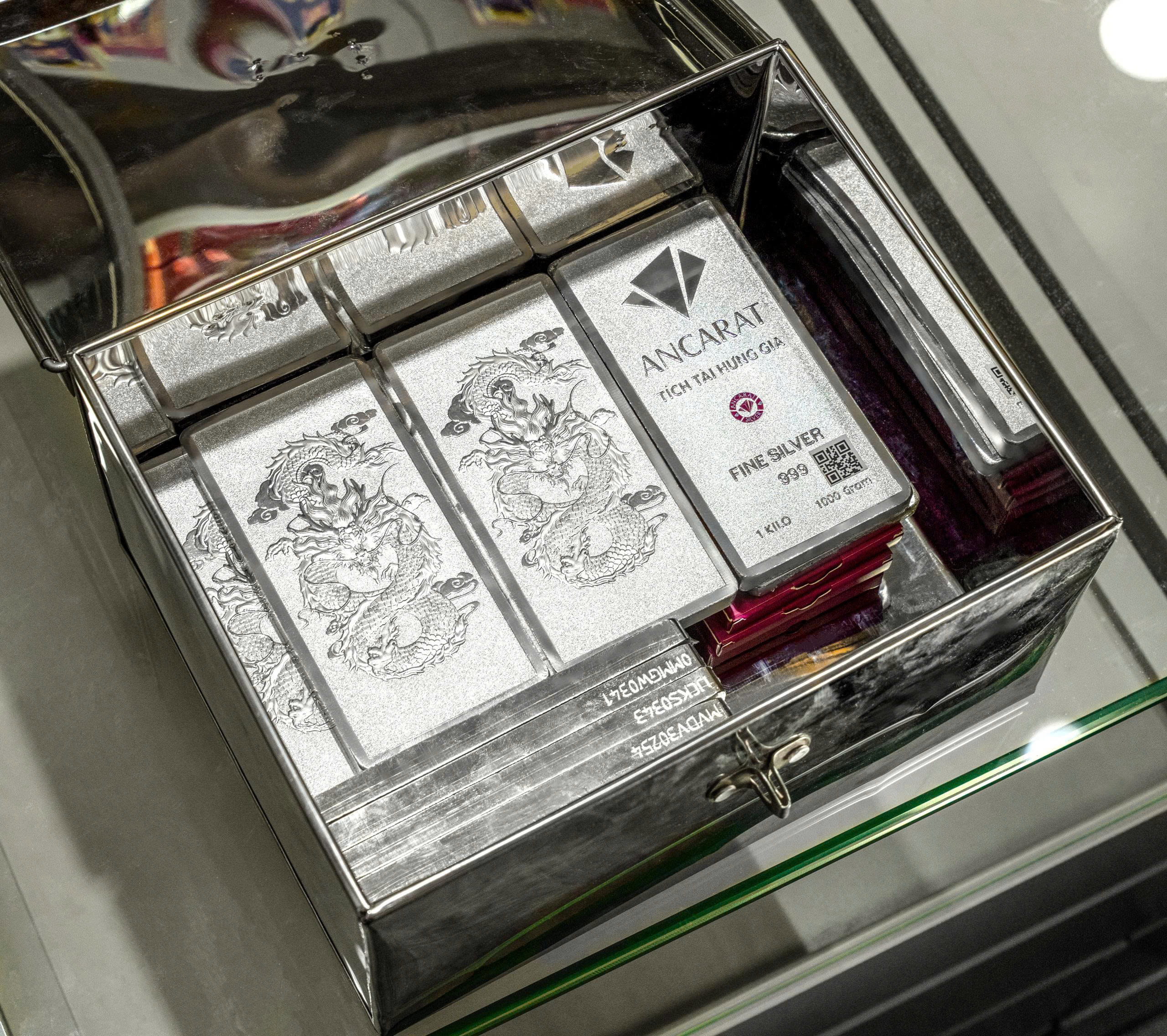 Giá vàng thế giới giảm, SJC giảm theo nhưng vẫn chênh lệch 20 triệu đồng/lượng - Ảnh 2.