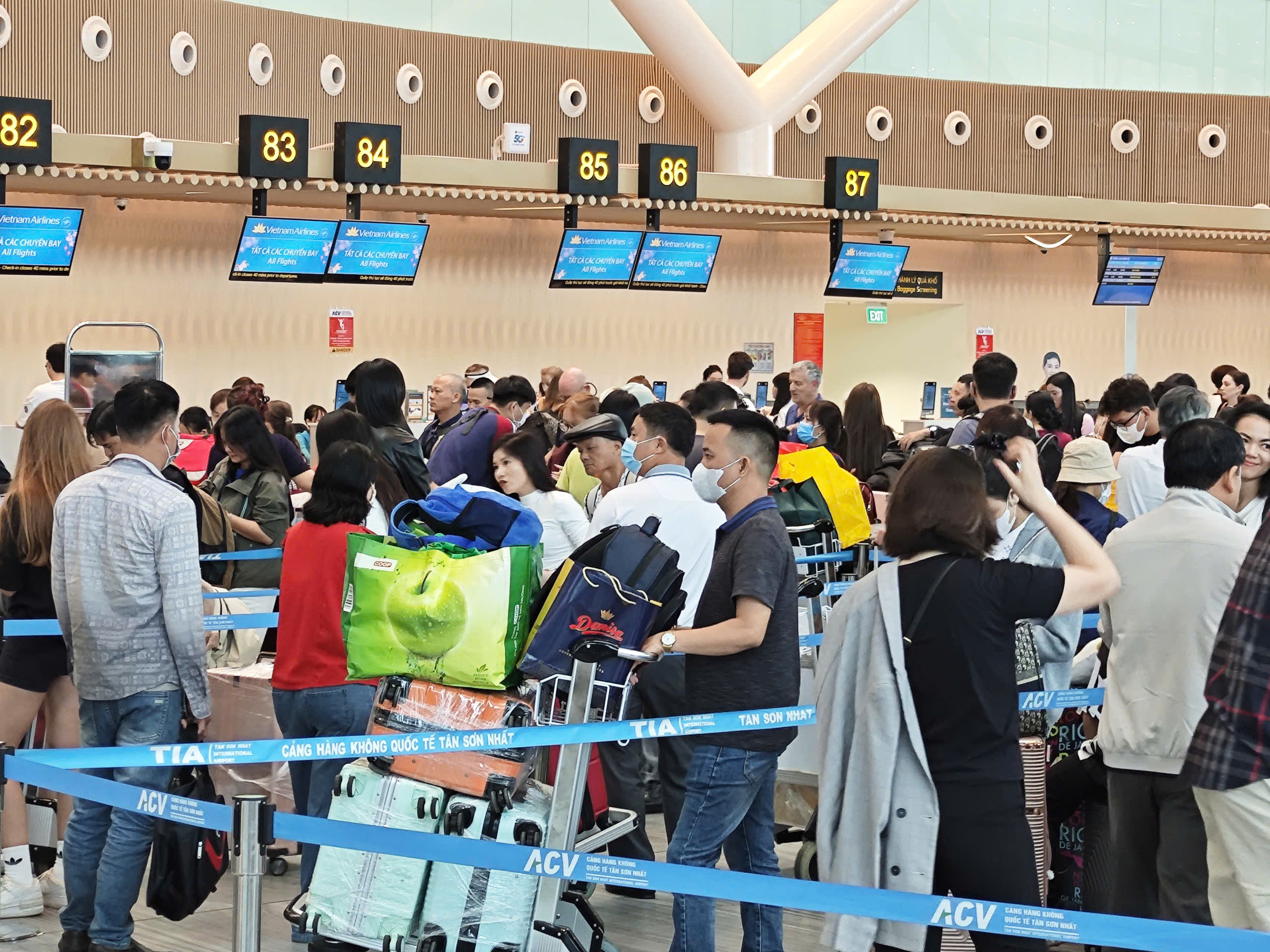 Tân Sơn Nhất lưu ý thông tin hành khách tránh đi nhầm nhà ga dịp lễ 30-4 - Ảnh 1.