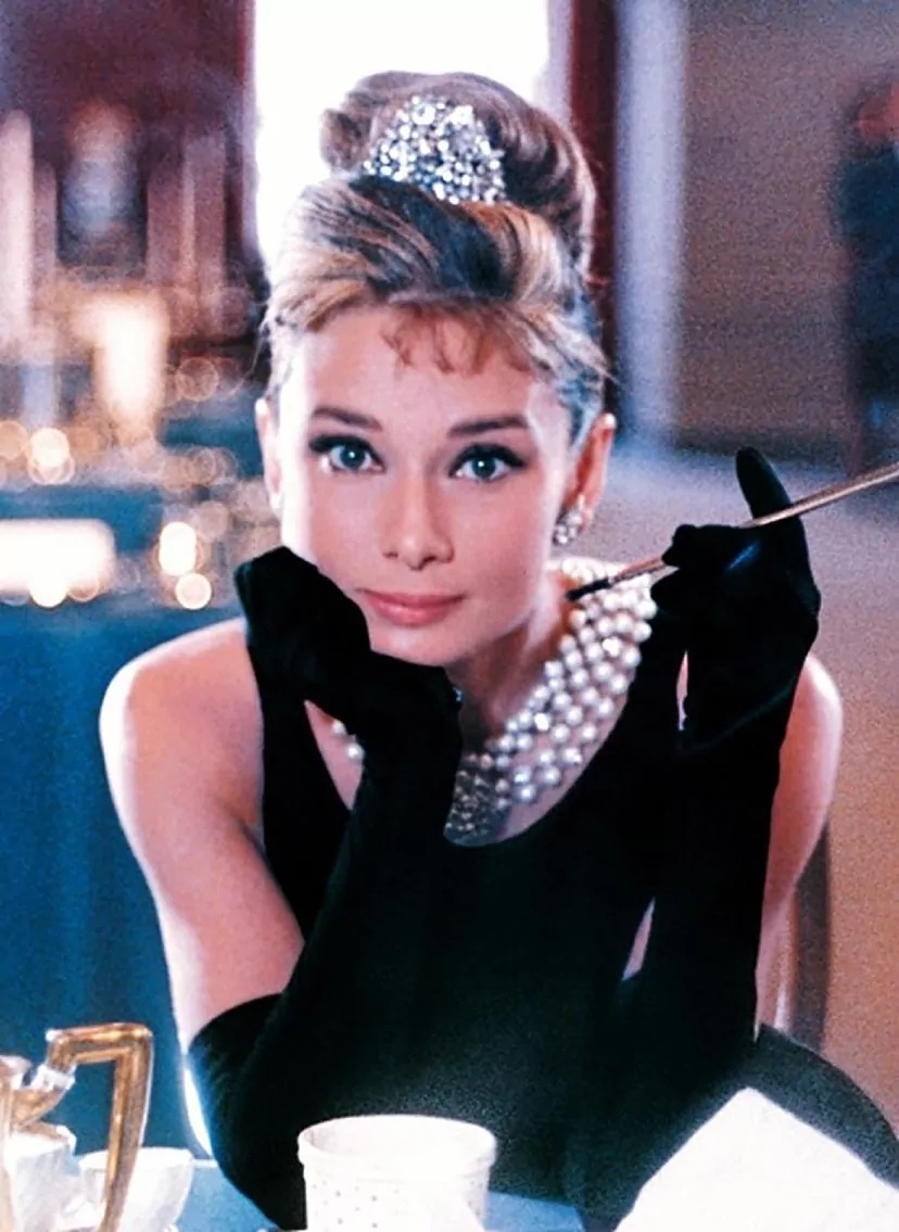 Audrey Hepburn: Ánh trang sức kim cương phía sau những giấc mơ Hollywood - Ảnh 2.