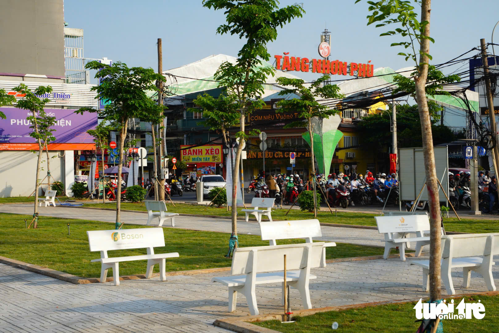 Ho Chi Minh City opens 1,400-sqm park at Thu Duc intersection - Ảnh 1.