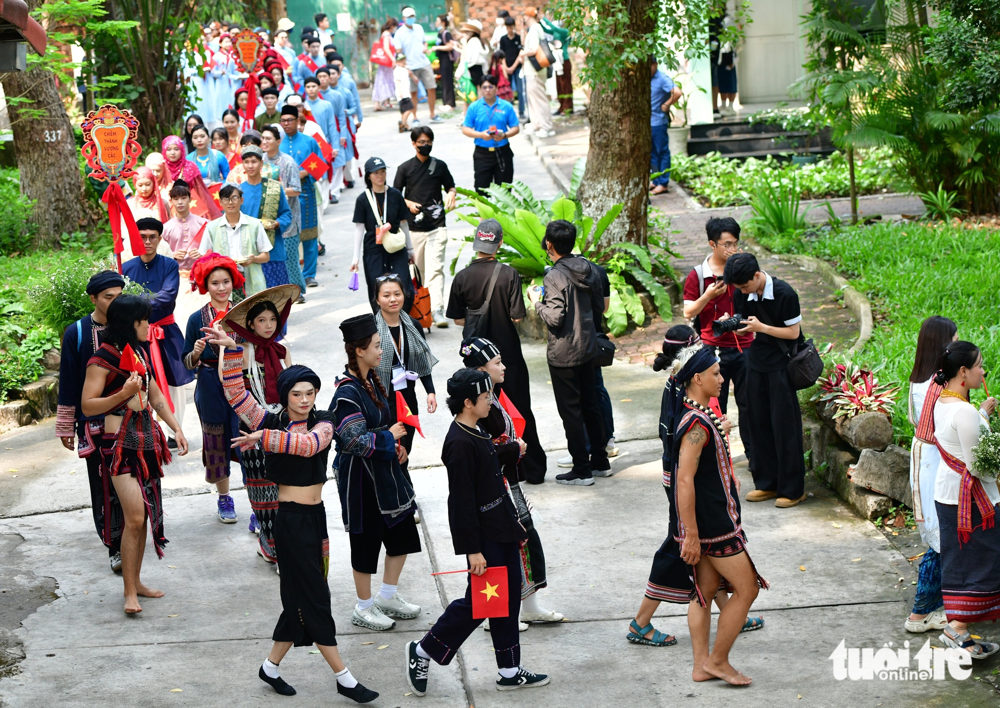 Thousand join traditional costume performance for Hung Kings’ Commemoration in Ho Chi Minh City - Ảnh 5.