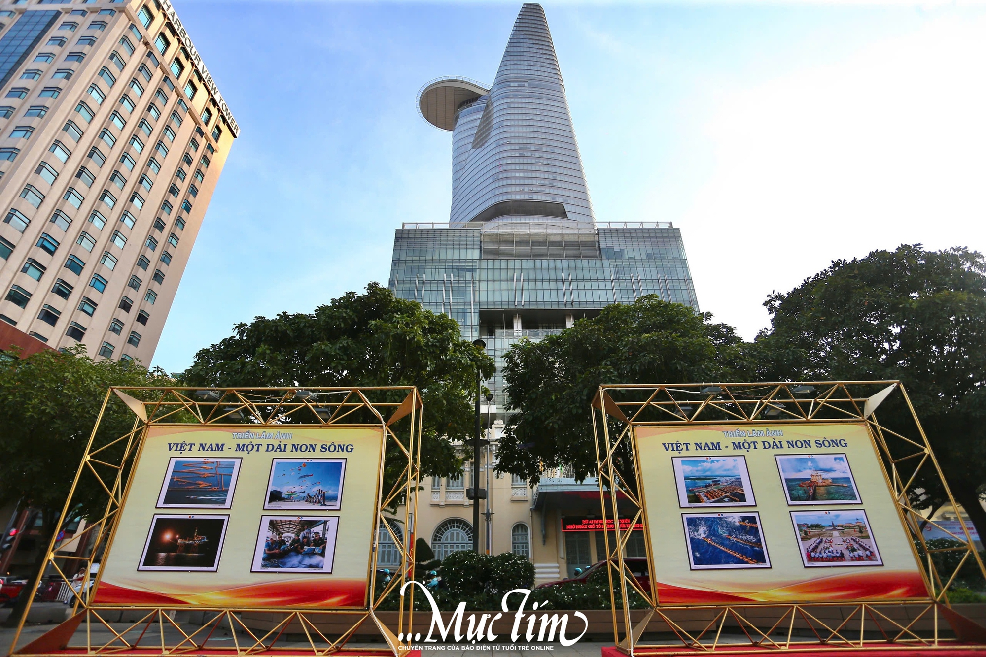 Đến đường đi bộ Nguyễn Huệ thưởng thức triển lãm ảnh 'Việt Nam - Một dải non sông'- Ảnh 1.