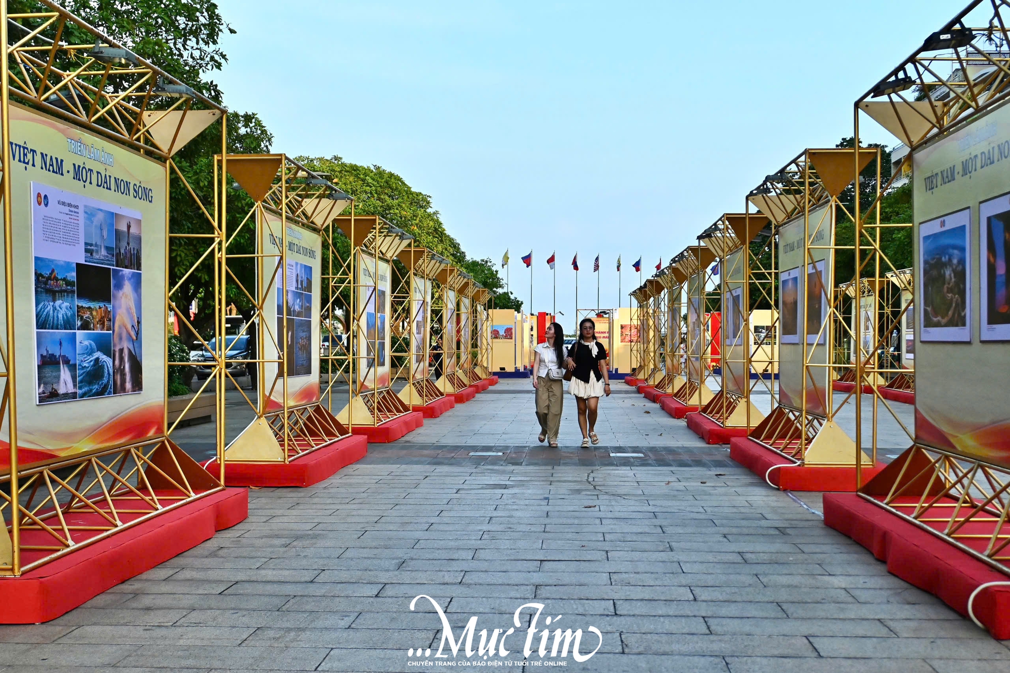 Đến đường đi bộ Nguyễn Huệ thưởng thức triển lãm ảnh 'Việt Nam - Một dải non sông'- Ảnh 2.