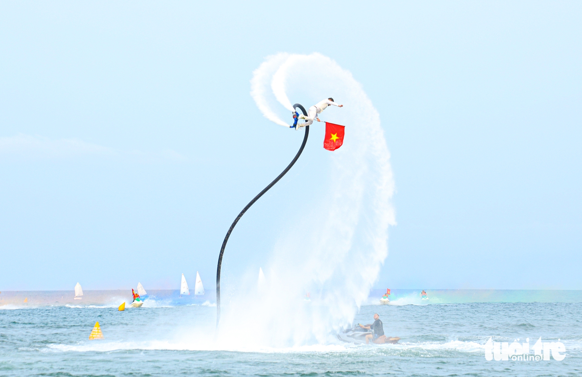 Mãn nhãn màn trình diễn nghệ thuật flyboard lần đầu trên biển Đà Nẵng - Ảnh 1.