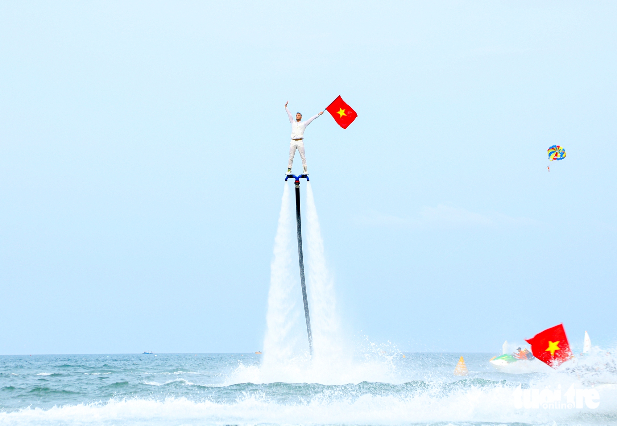 Mãn nhãn màn trình diễn nghệ thuật flyboard lần đầu trên biển Đà Nẵng - Ảnh 6.