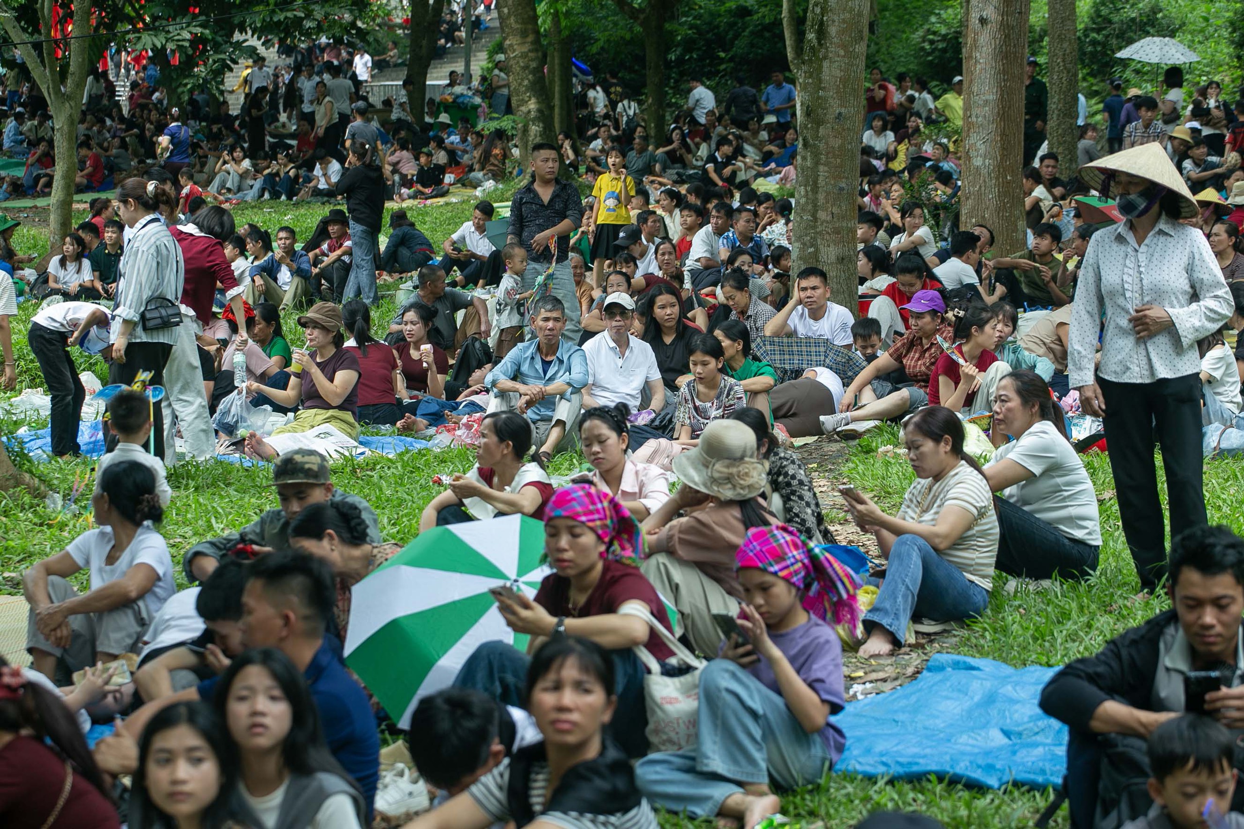 Người dân nườm nượp đổ về Đền Hùng trước ngày giỗ Tổ - Ảnh 9.