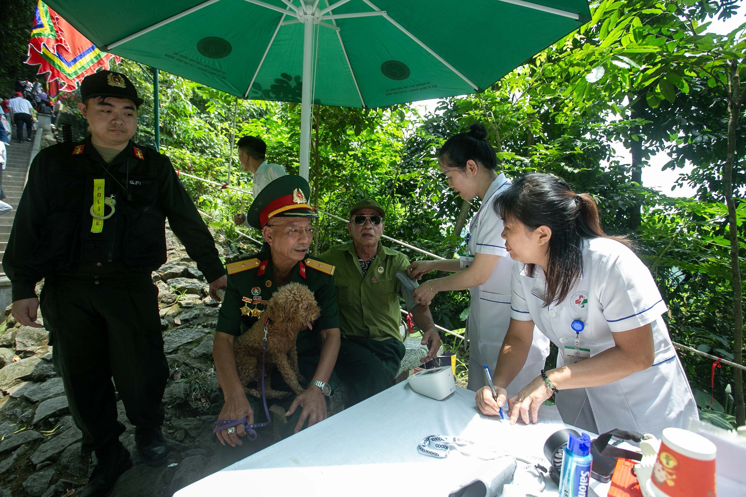 Người dân nườm nượp đổ về Đền Hùng trước ngày giỗ Tổ - Ảnh 7.