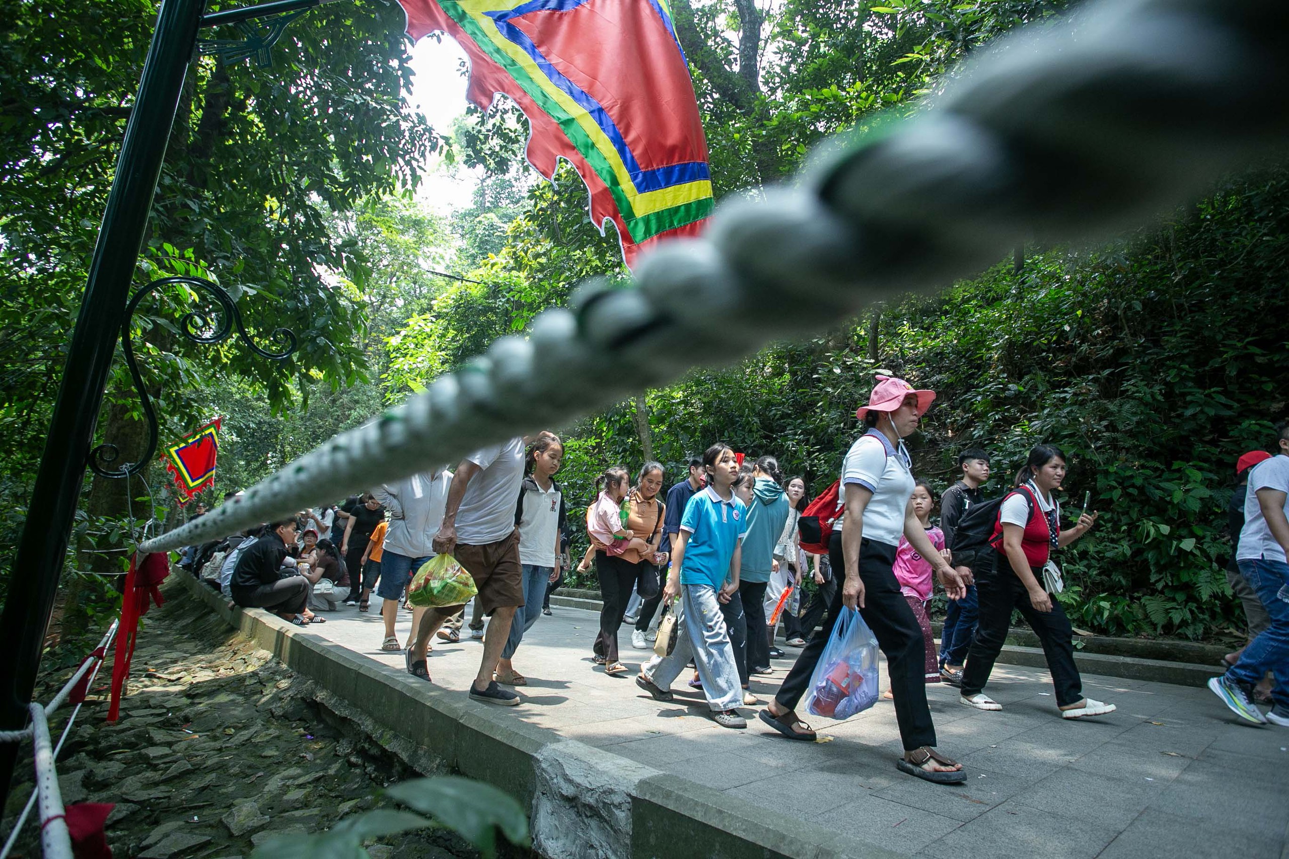 Người dân nườm nượp đổ về Đền Hùng trước ngày giỗ Tổ - Ảnh 8.