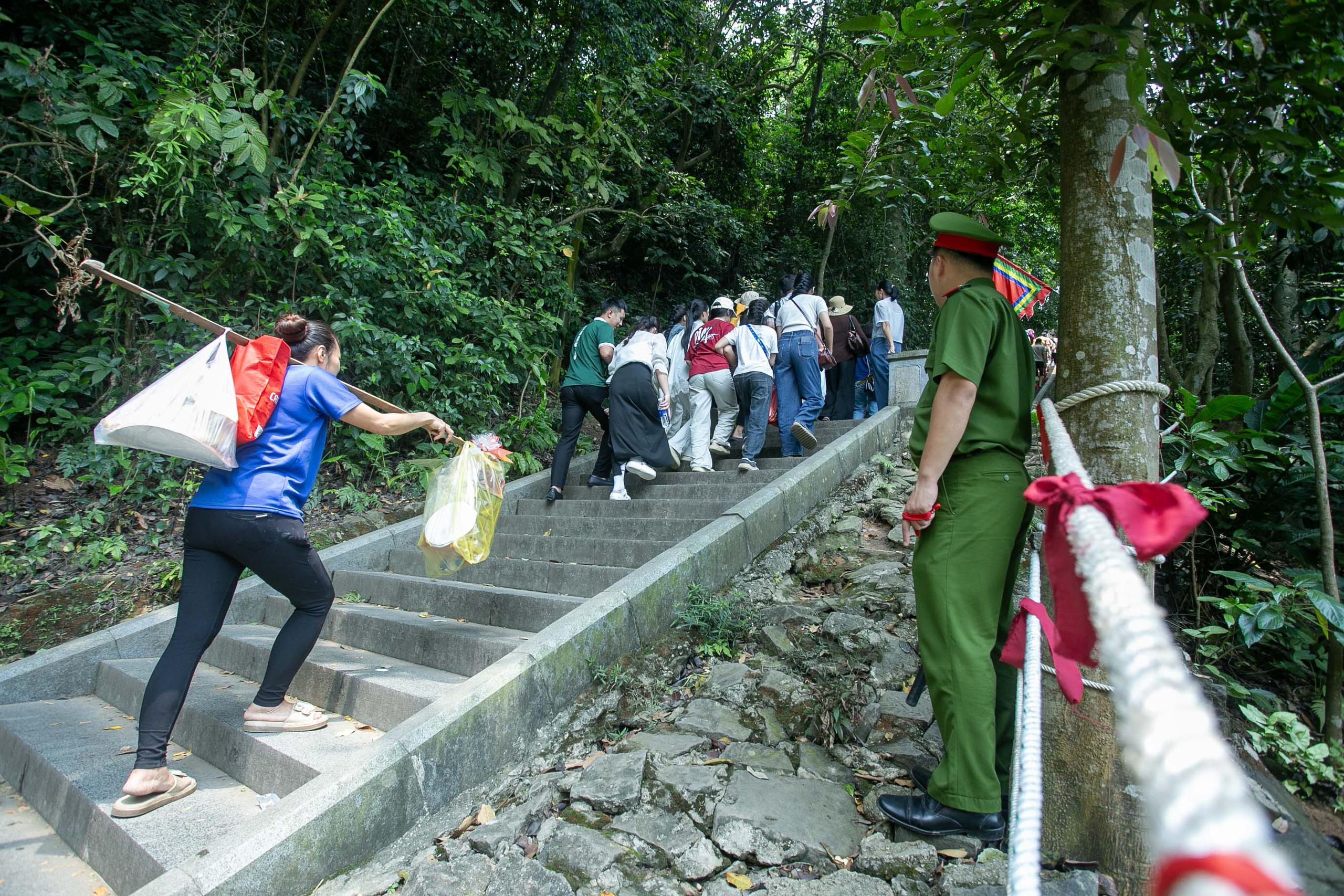 Người dân nườm nượp đổ về Đền Hùng trước ngày giỗ Tổ - Ảnh 6.