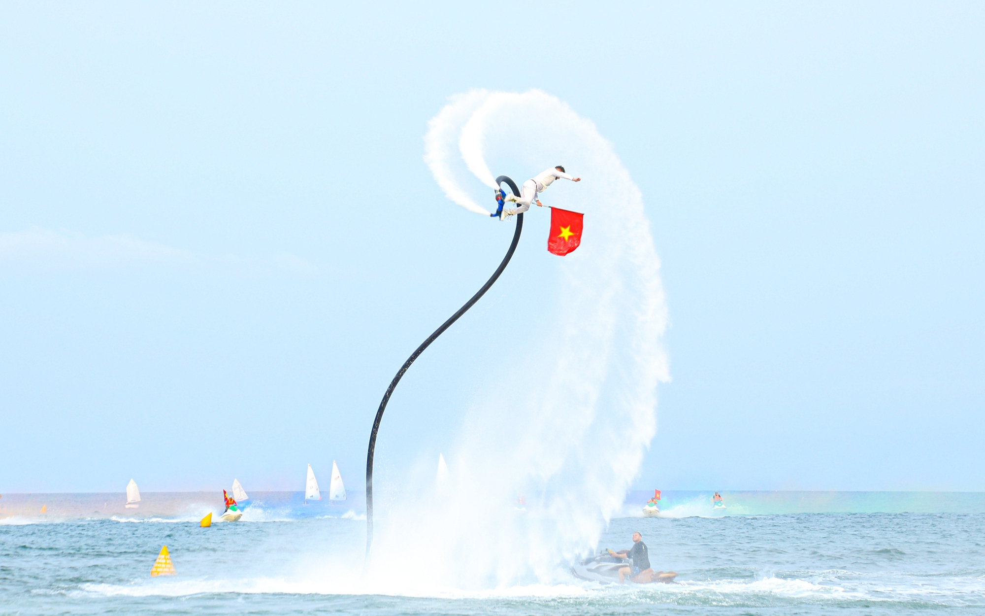 Xảy ra sự cố khi 'bay' flyboard ở Ninh Bình - Ảnh 1.