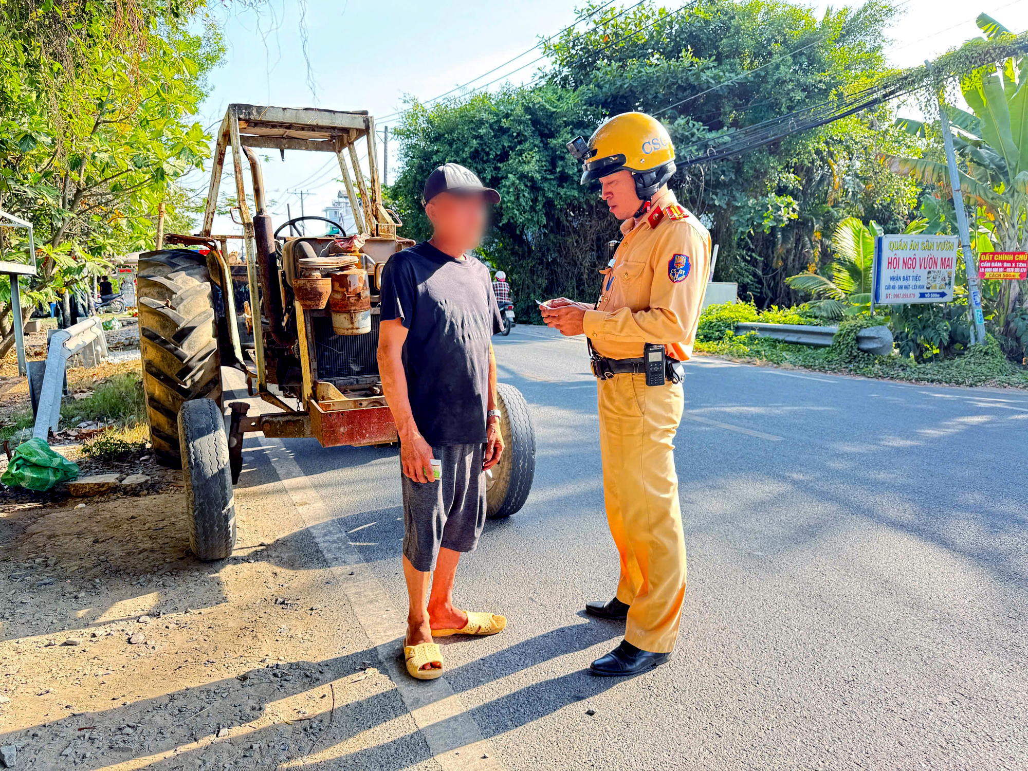 Chạy xe máy cày 'không đảm bảo an toàn' ở TP.HCM bị phạt đến 90 triệu - Ảnh 1.