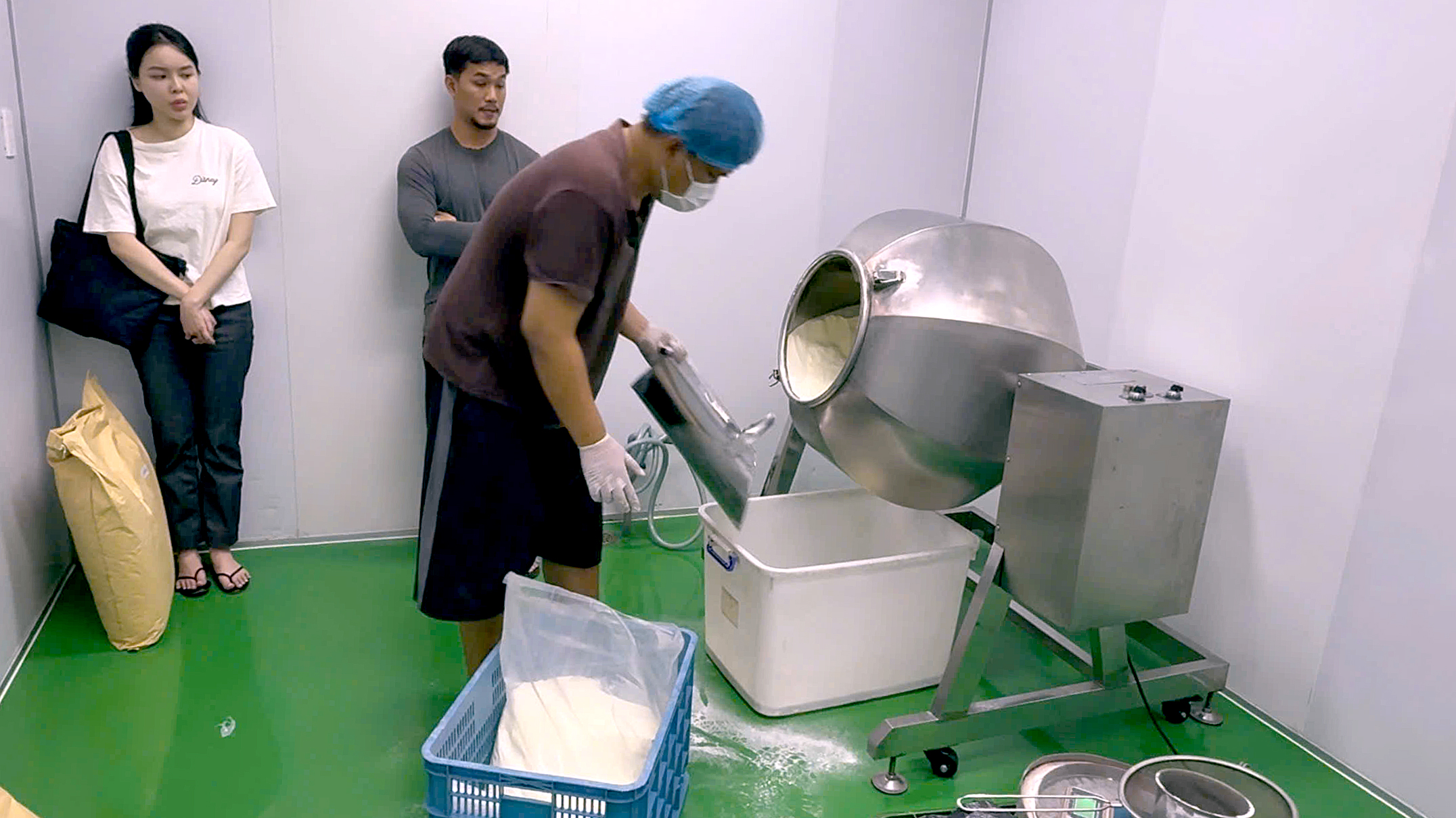 Bắt hai vợ chồng sản xuất thực phẩm chức năng giảm cân Emo's chứa chất cấm - Ảnh 2.