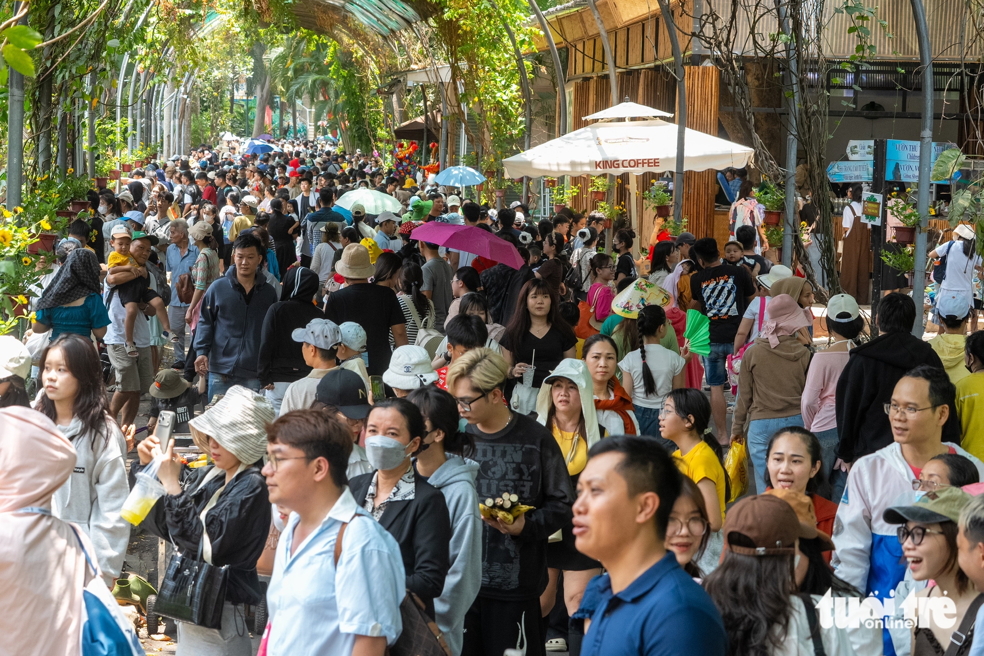 Nghỉ lễ giỗ Tổ: Điểm vui chơi, mua sắm TP.HCM đông nghẹt khách - Ảnh 1.