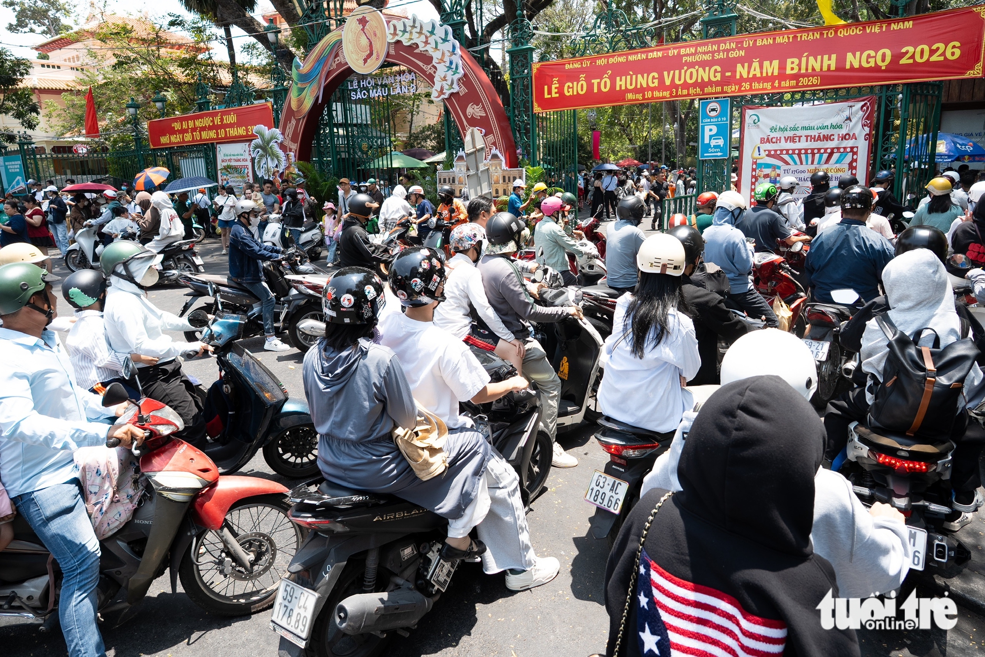 Nghỉ lễ giỗ Tổ: Điểm vui chơi, mua sắm TP.HCM đông nghẹt khách - Ảnh 3.