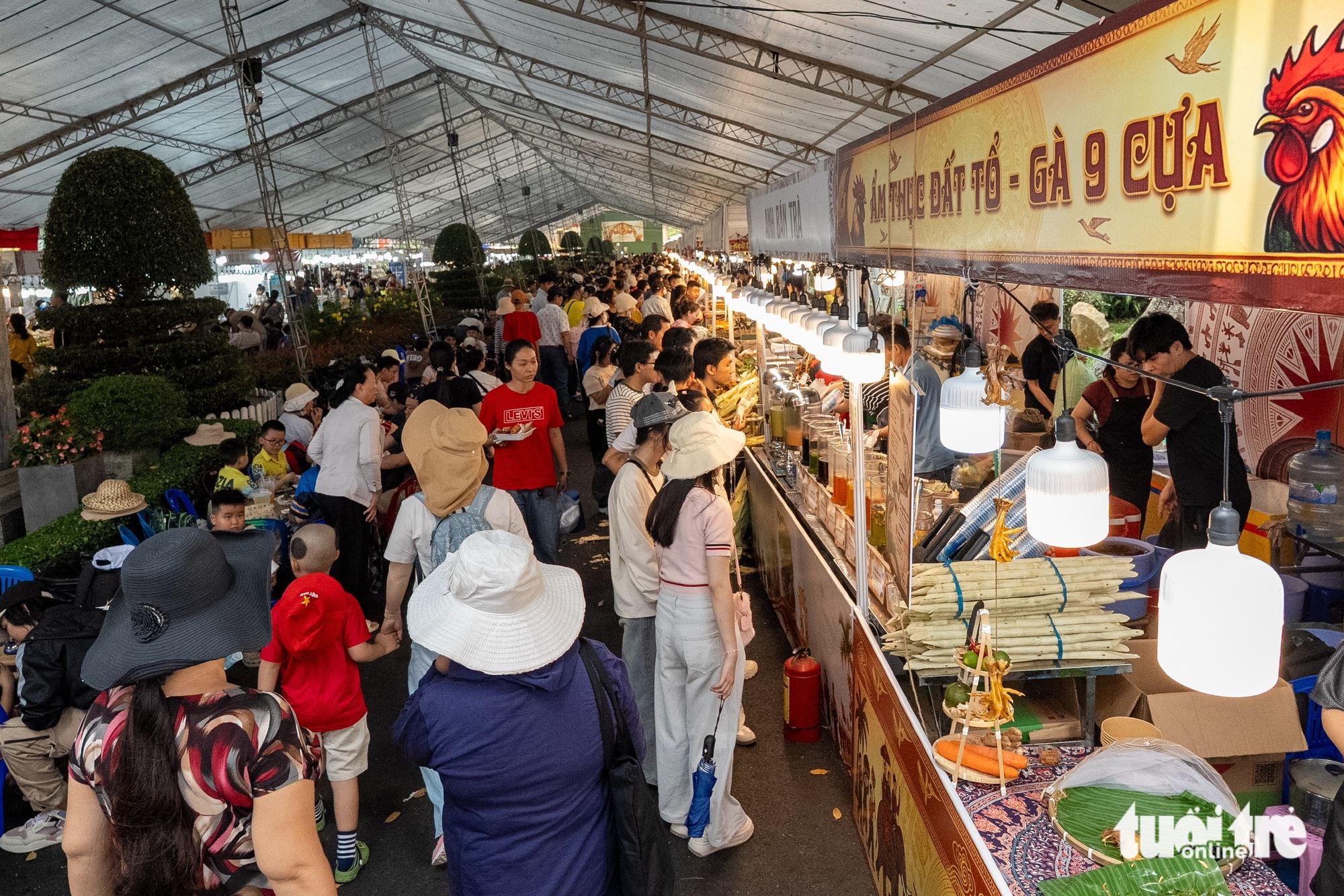Nghỉ lễ giỗ Tổ: Điểm vui chơi, mua sắm TP.HCM đông nghẹt khách - Ảnh 4.