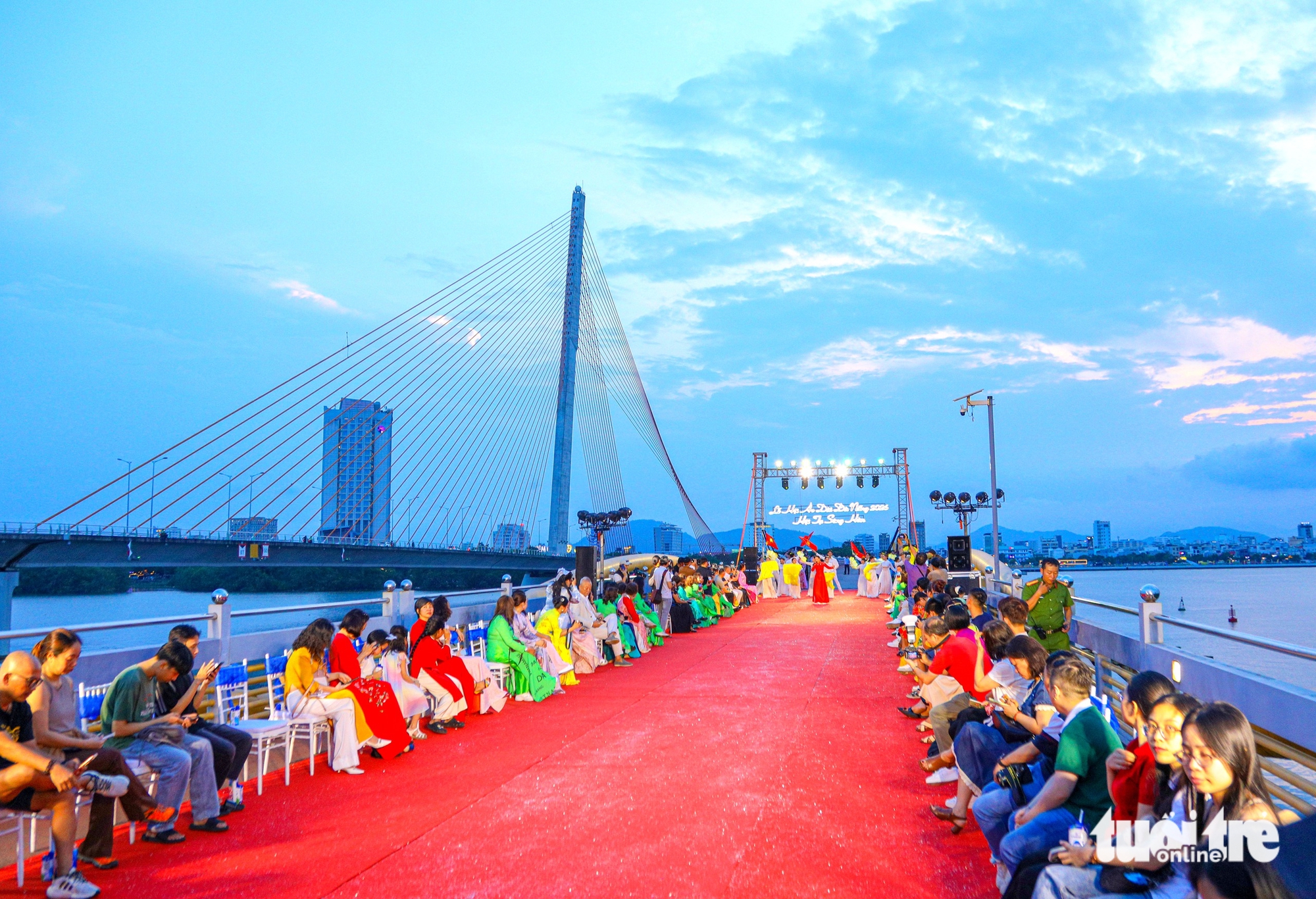 Độc đáo đêm trình diễn áo dài trên cây cầu lâu đời nhất bắc  qua sông Hàn - Ảnh 5.