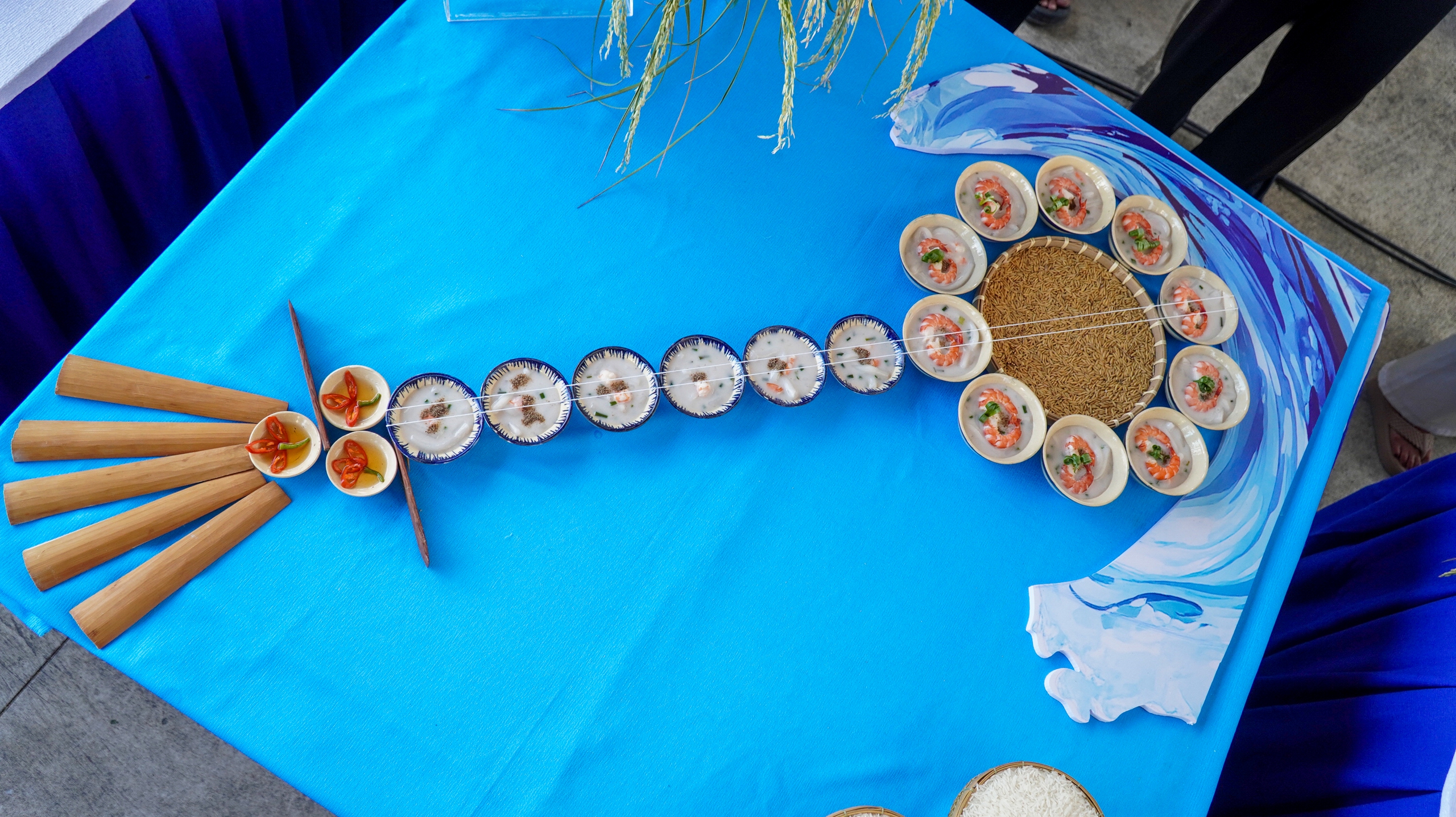 Độc đáo món bánh canh tôm hình cây đàn kìm trong hội thi các món ăn từ gạo - Ảnh 1.