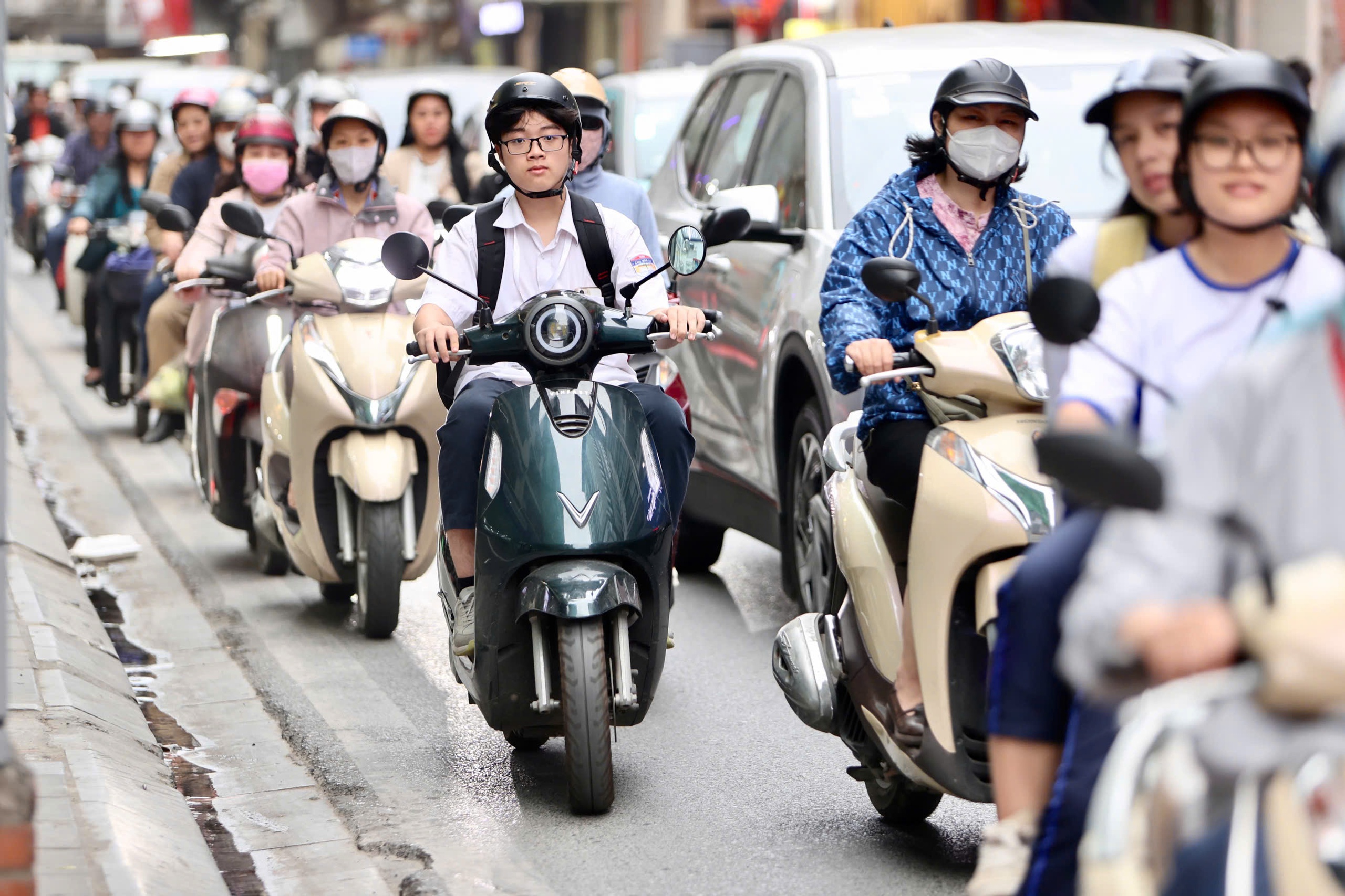 cấm xe máy xăng - Ảnh 1.