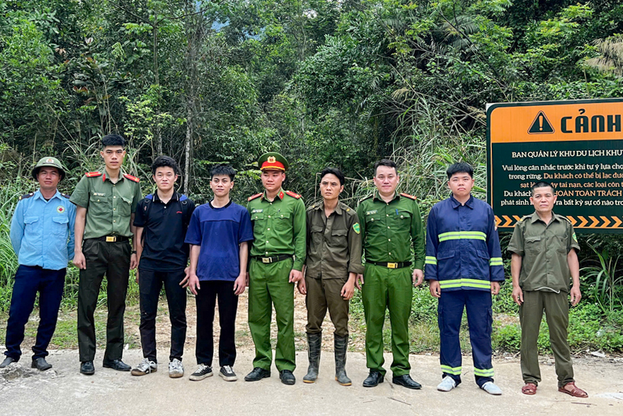 Lạc giữa rừng Tây Yên Tử, 2 du khách được giải cứu sau nhiều giờ - Ảnh 3.