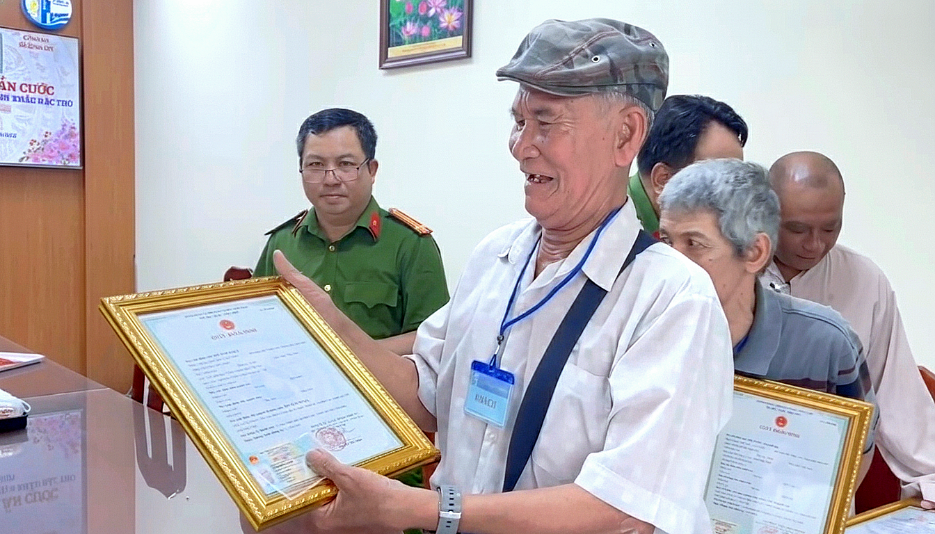 Cụ ông 77 tuổi vỡ òa khi lần đầu làm giấy khai sinh, căn cước - Ảnh 1.