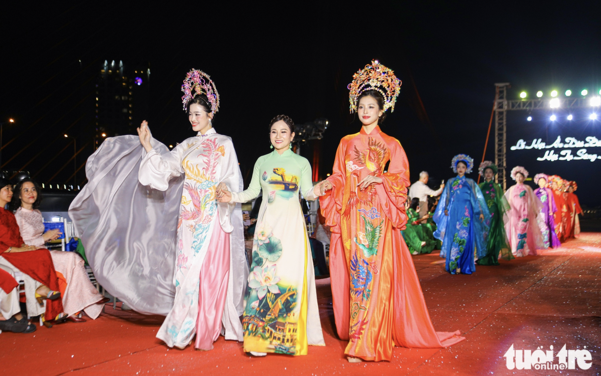 Da Nang authorities investigate female foreigner wearing traditional ao dai paired with bikini in Hoi An - Ảnh 1.