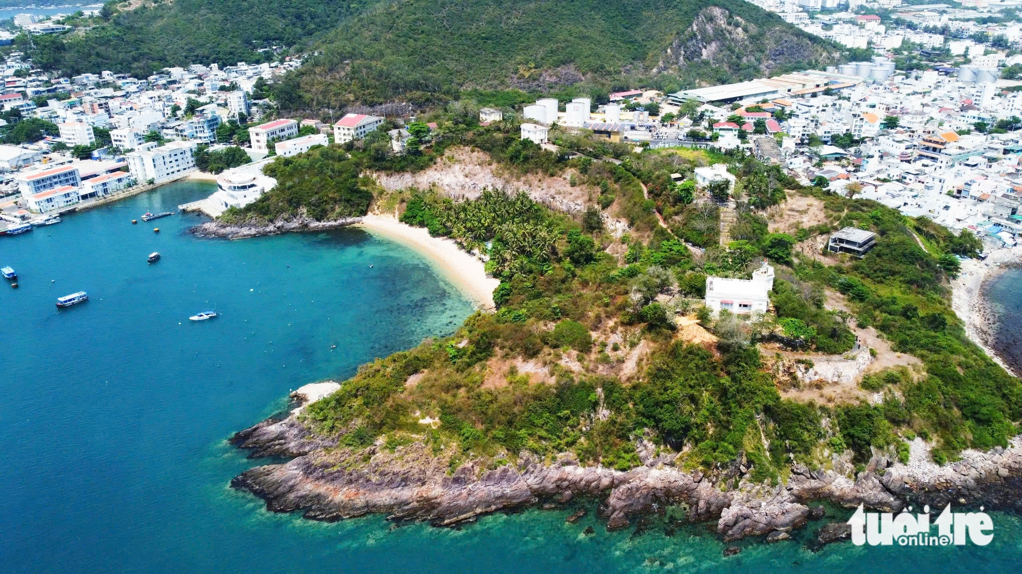 Lầu Bảo Đại Nha Trang nhộn nhịp khách tham quan ngày đầu mở cửa - Ảnh 1.