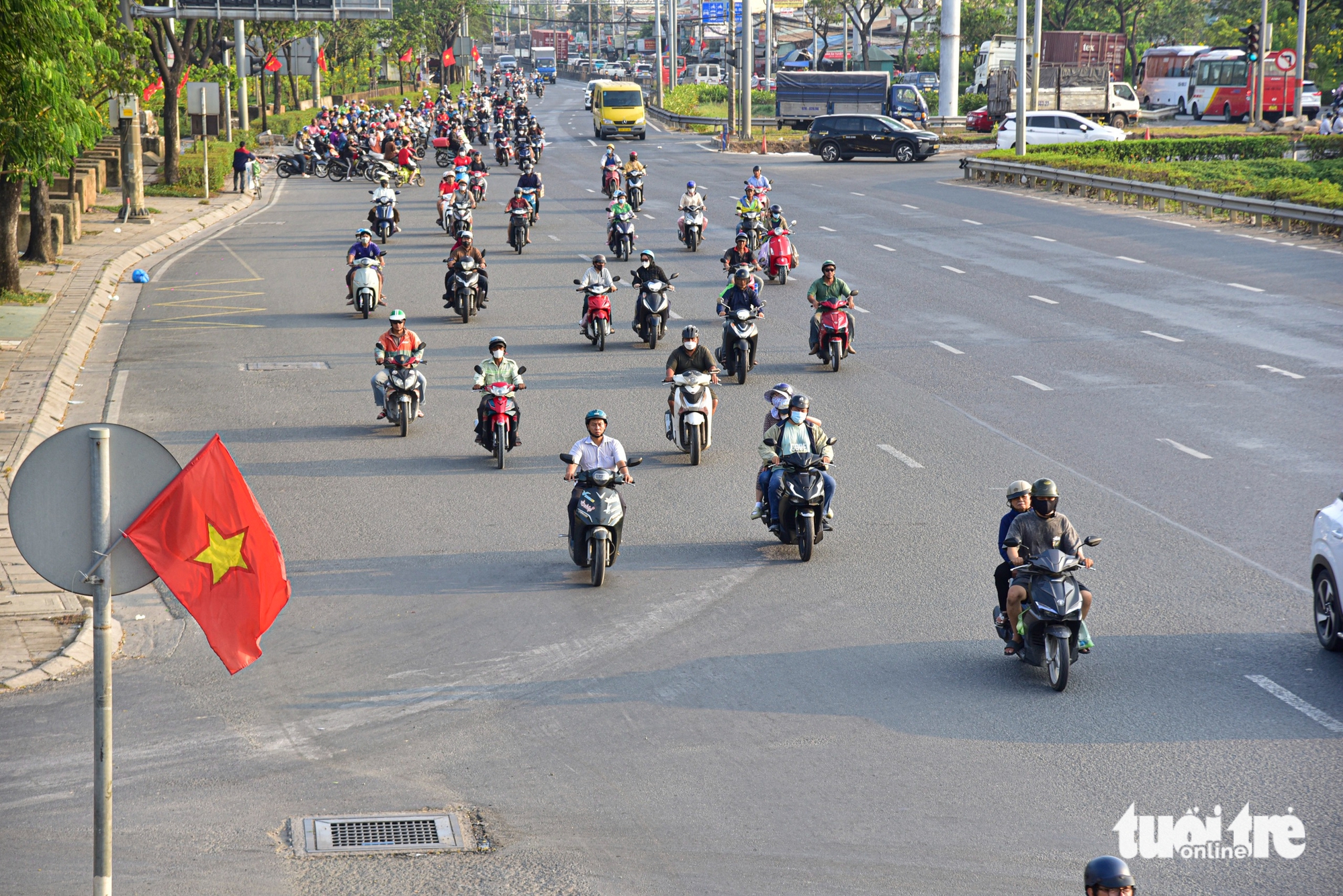 TP.HCM: Người dân trở lại sau kỳ Giỗ Tổ, cửa ngõ phía tây thông thoáng - Ảnh 1.