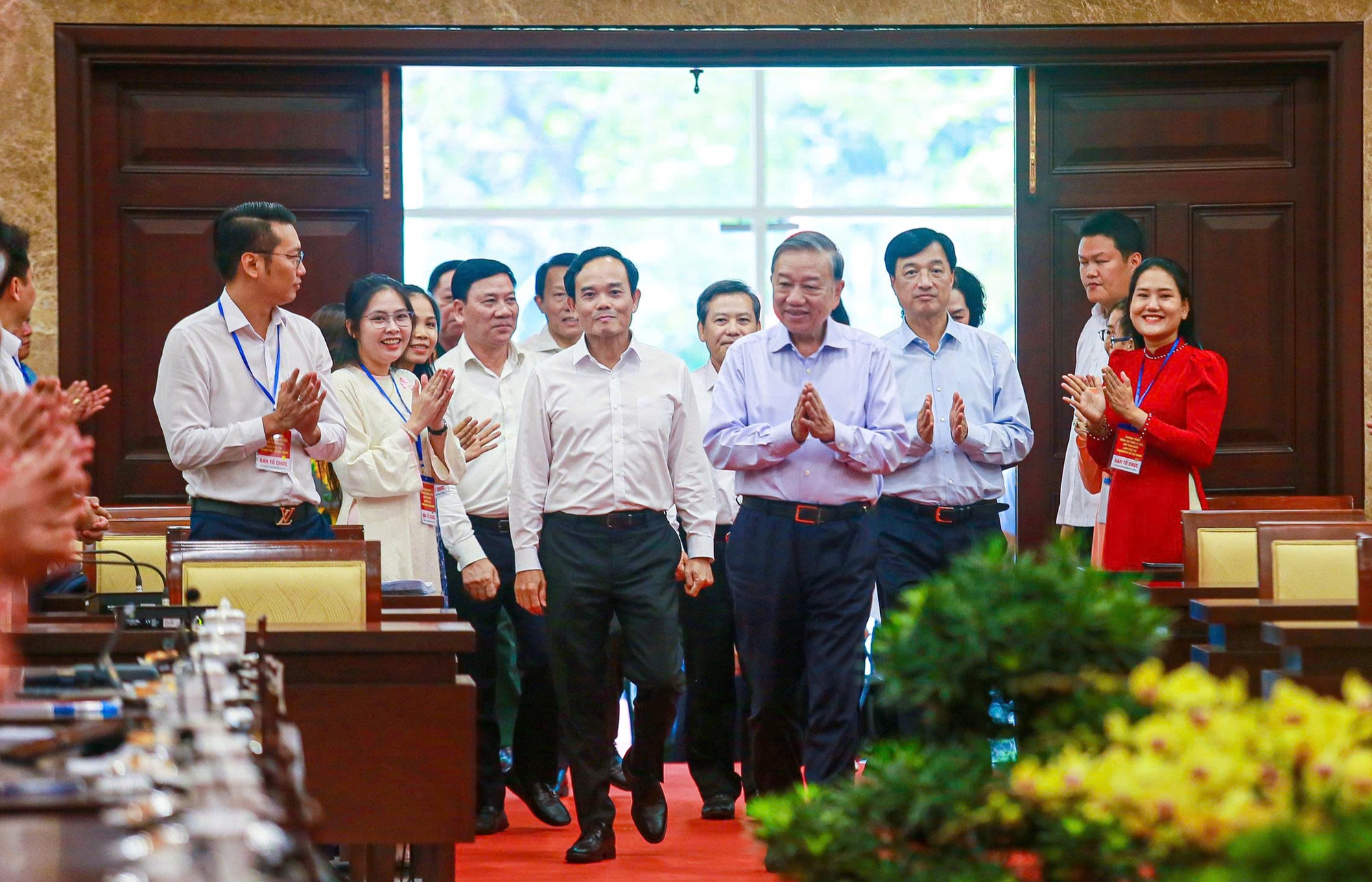 Bí thư Trần Lưu Quang cam kết TP.HCM sẽ tăng trưởng hai con số, thu ngân sách khoảng 1 triệu tỉ đồng - Ảnh 1.