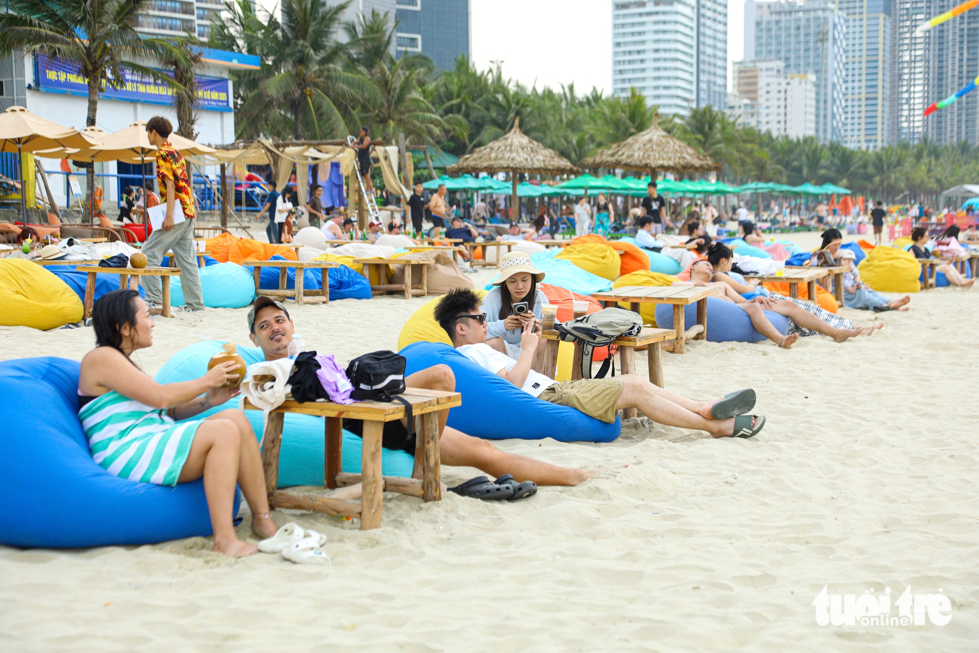 Hàng ngàn du khách đổ về biển Đà Nẵng dịp nghỉ lễ Giỗ Tổ - Ảnh 5.