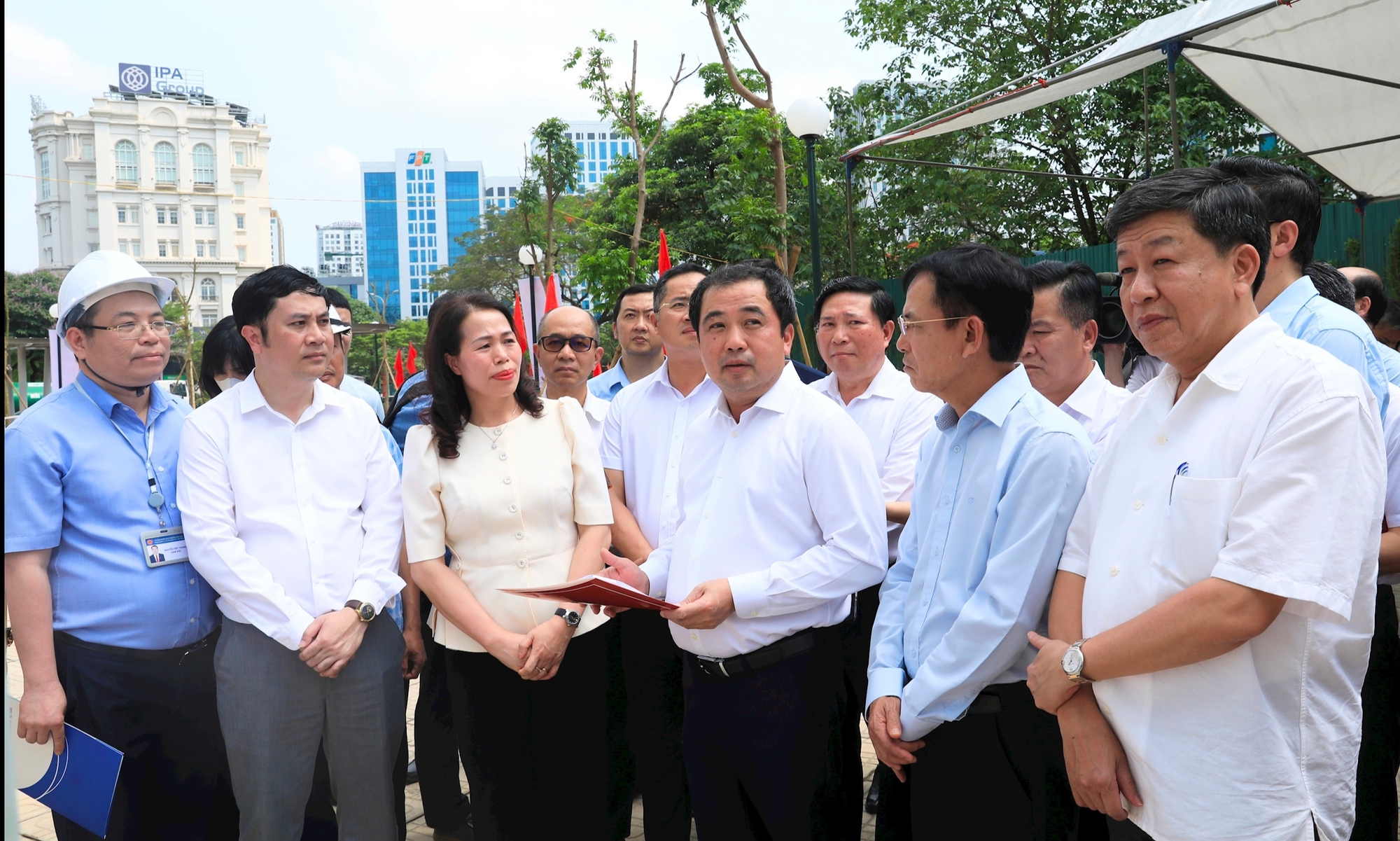 Trong 10 ngày, Bí thư Hà Nội 3 lần đi thị sát các dự án lớn, 'thúc' tiến độ đường vành đai 3,5 - Ảnh 1.