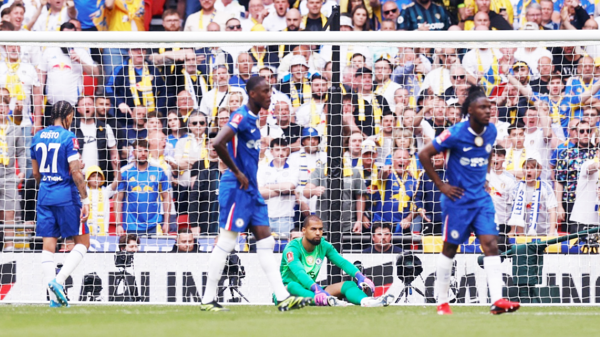 Thủ môn Chelsea bị tố nằm sân ‘câu giờ’ để đồng đội nghe chỉ đạo - Tuổi ...
