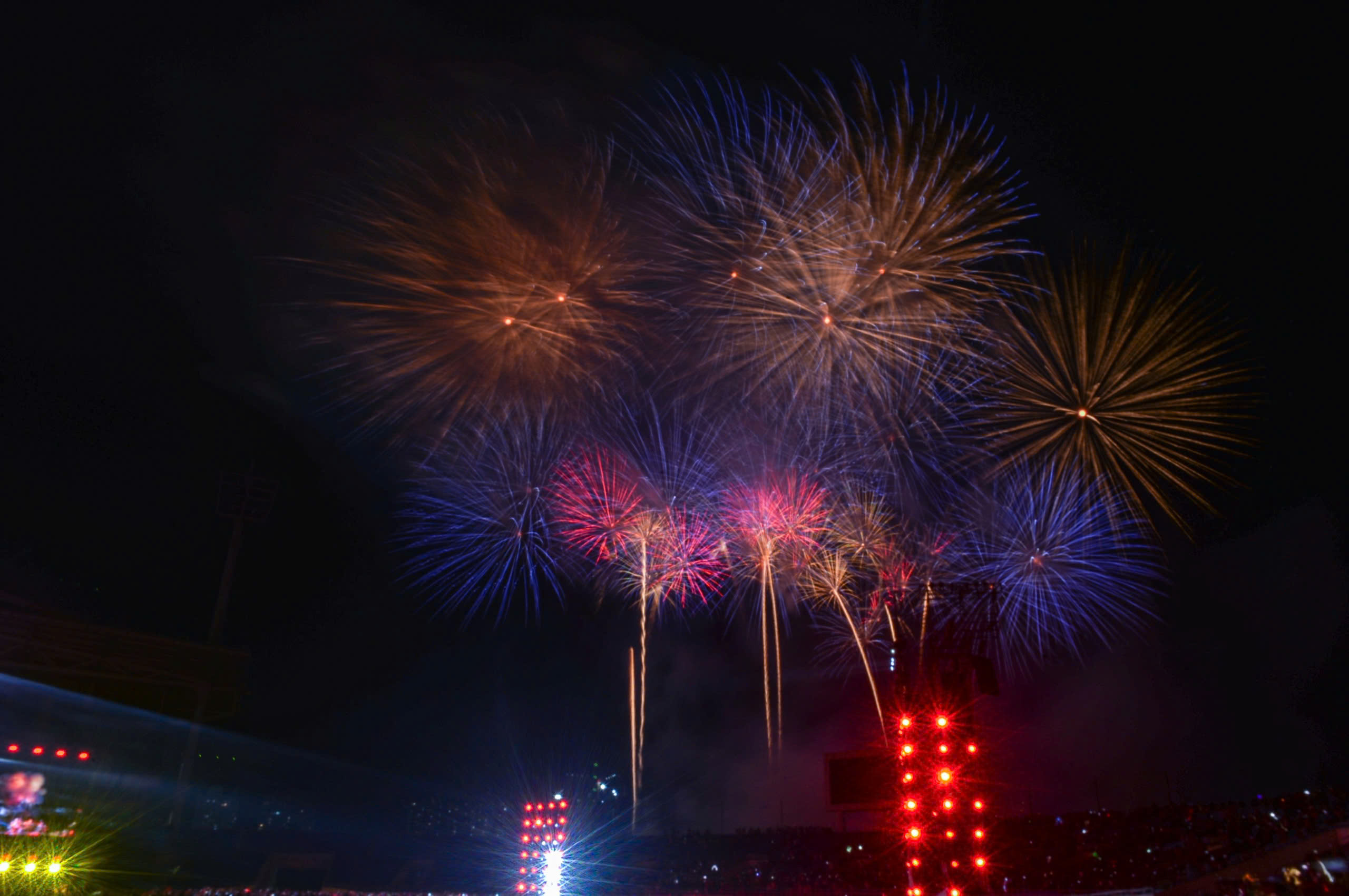 Pháo hoa đẹp mê ly trên bầu trời Hà Nội trong đêm Âm vang Tổ quốc, mừng 51 năm ngày thống nhất - Ảnh 9.