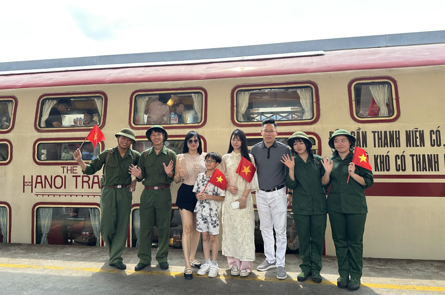 Đi chuyến tàu đoàn viên mừng 51 năm ngày thống nhất đất nước - Ảnh 3.