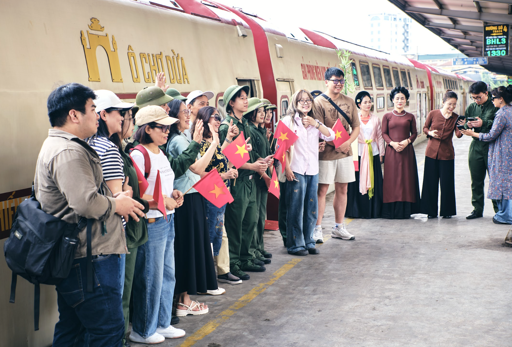 Đi chuyến tàu đoàn viên mừng 51 năm ngày thống nhất đất nước - Ảnh 4.