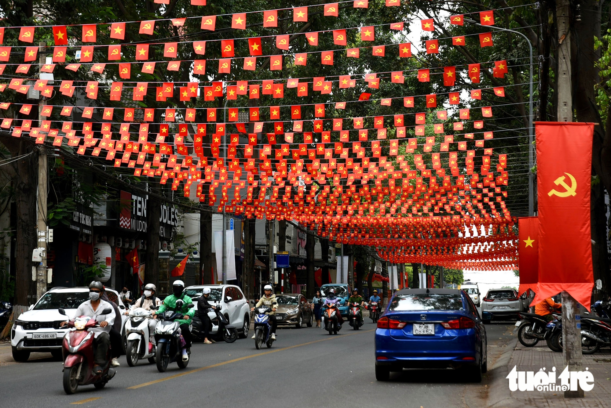 Đồng Nai rực rỡ cờ hoa 30-4, hôm nay chính thức trở thành thành phố - Ảnh 1.