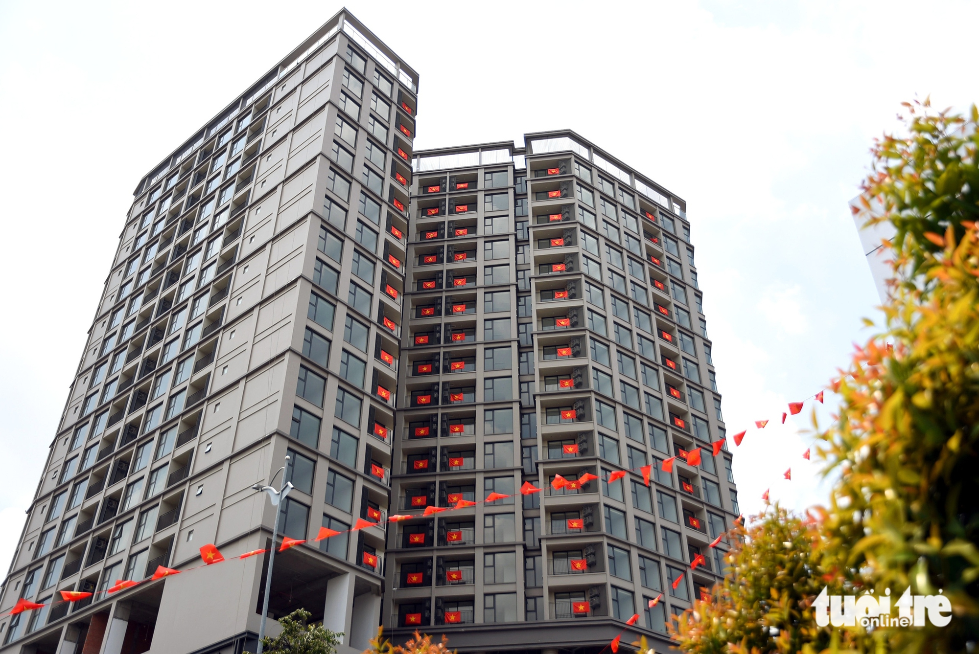 Đồng Nai rực rỡ cờ hoa 30-4, hôm nay chính thức trở thành thành phố - Ảnh 2.