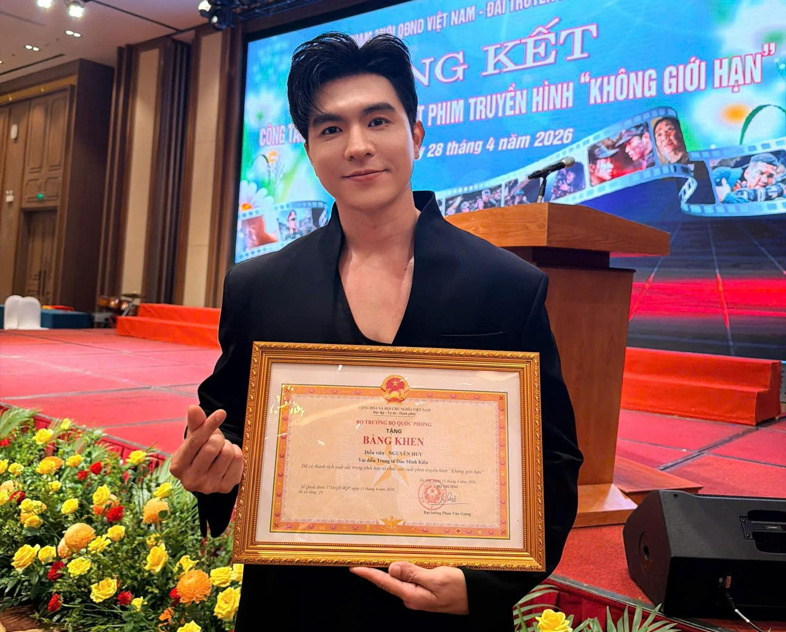 Steven Nguyễn: Từ Người Lính Cứu Hộ Đến Vai Chính Phim 'Không Giới Hạn'