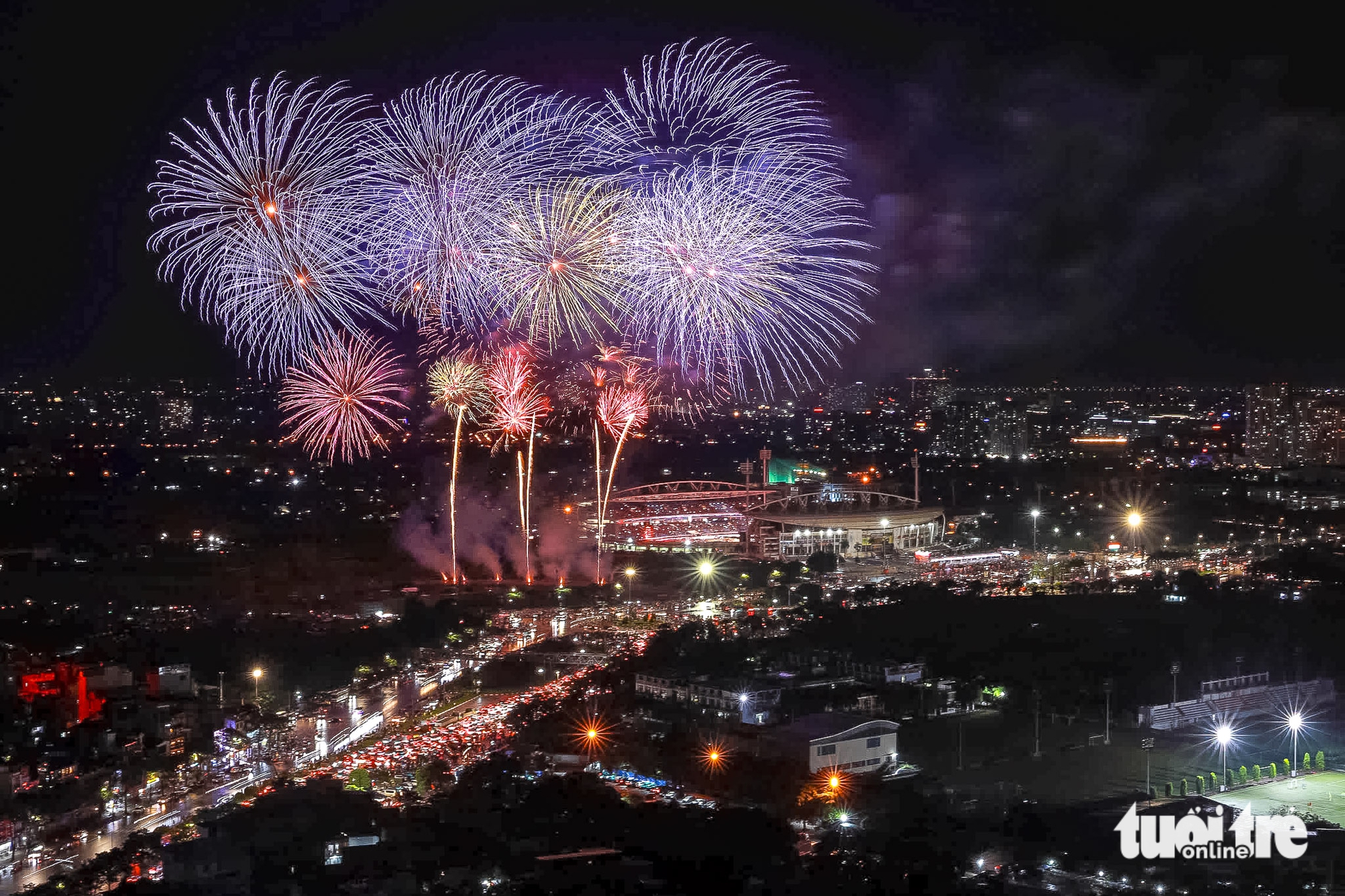 Pháo hoa đẹp mê ly trên bầu trời Hà Nội trong đêm Âm vang Tổ quốc, mừng 51 năm ngày thống nhất - Ảnh 1.