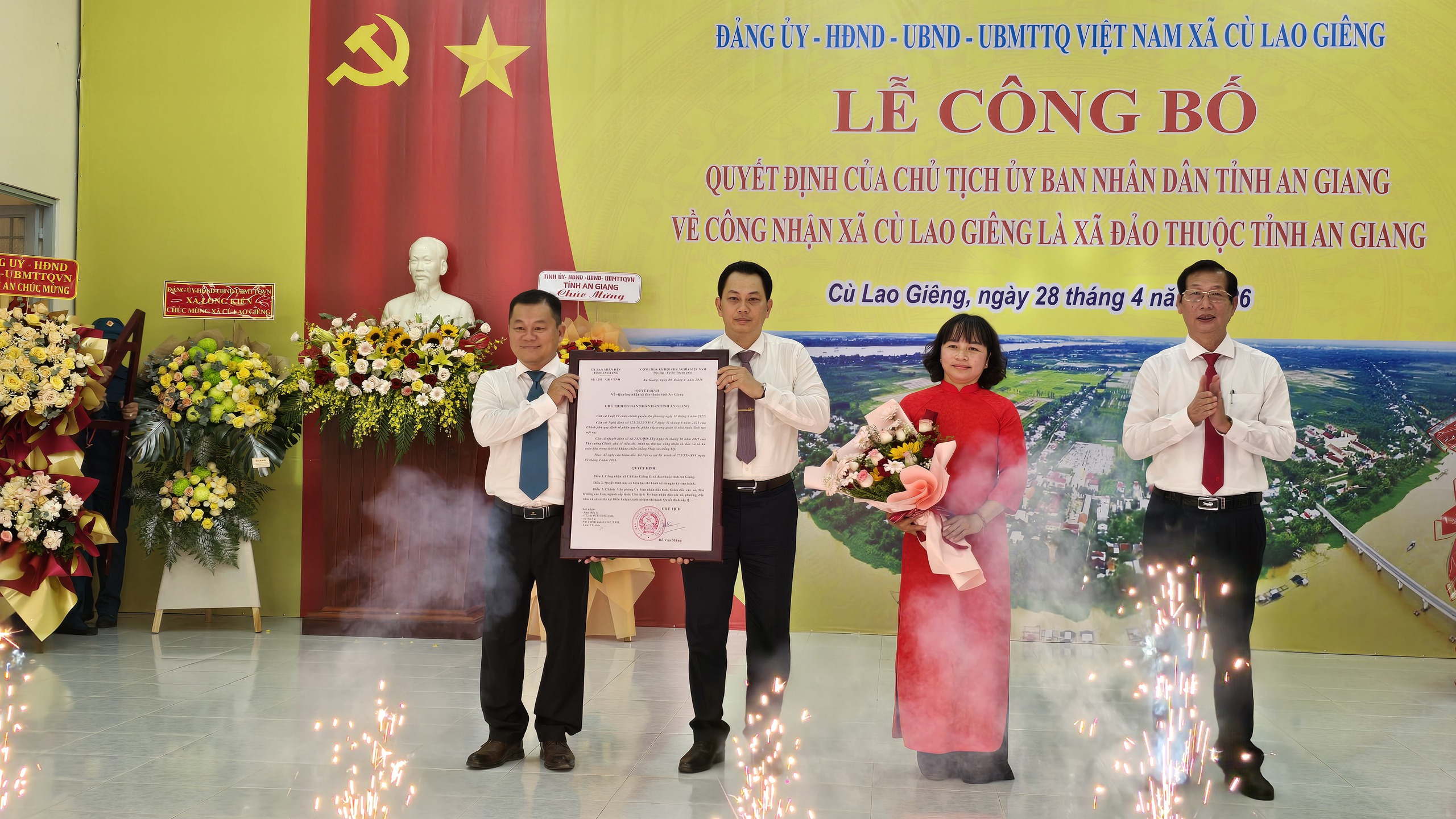 Người dân xã đảo Cù Lao Giêng được miễn phí 100% thẻ BHYT - Ảnh 1.