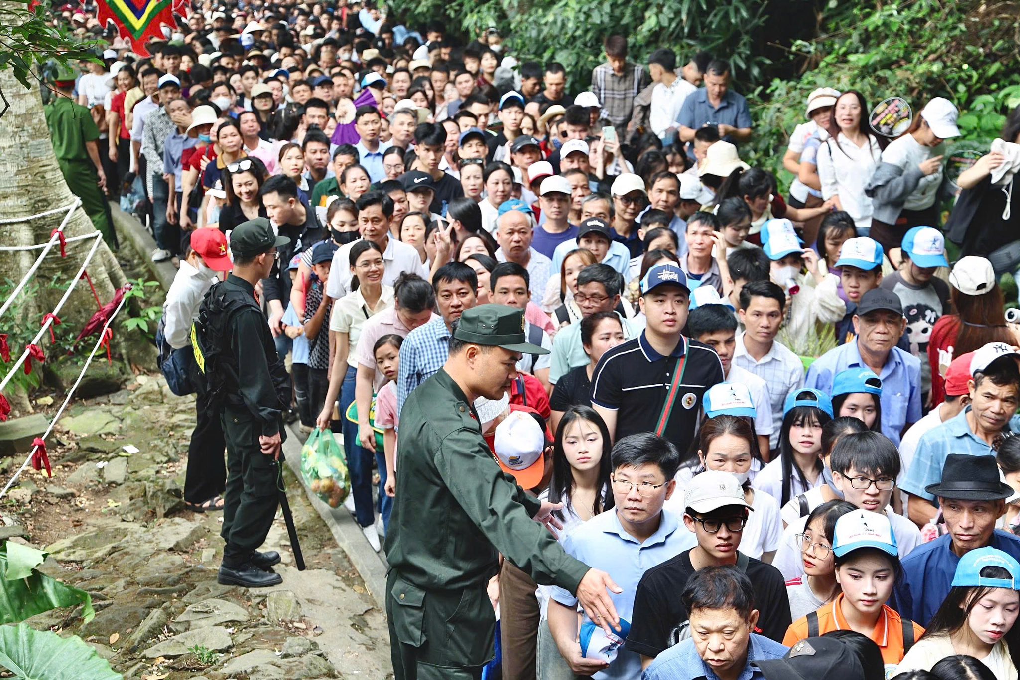 Tổng Bí thư Tô Lâm tại Đền Hùng: Về với cội nguồn để xứng đáng với đất nước