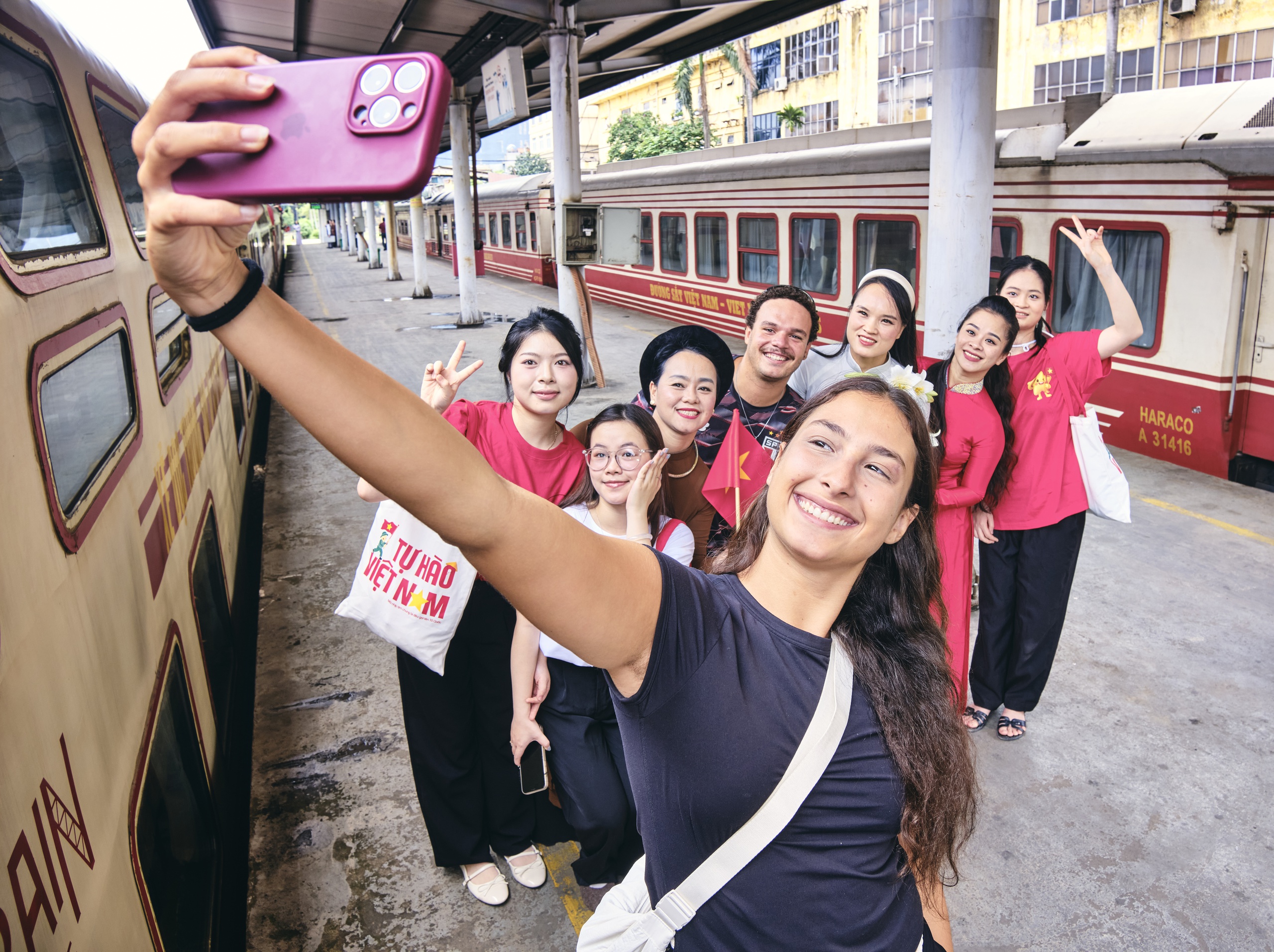 Đi chuyến tàu đoàn viên mừng 51 năm ngày thống nhất đất nước - Ảnh 1.